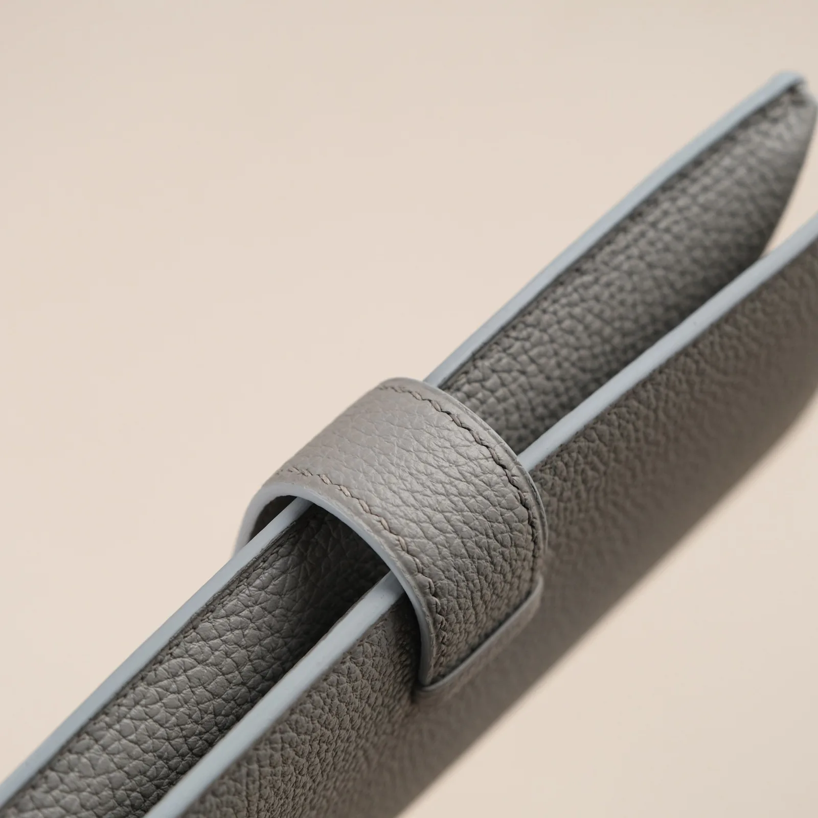 Ảnh Studio Ví dài cầm tay da Togo xám có quai gài bấm - Koi Leather