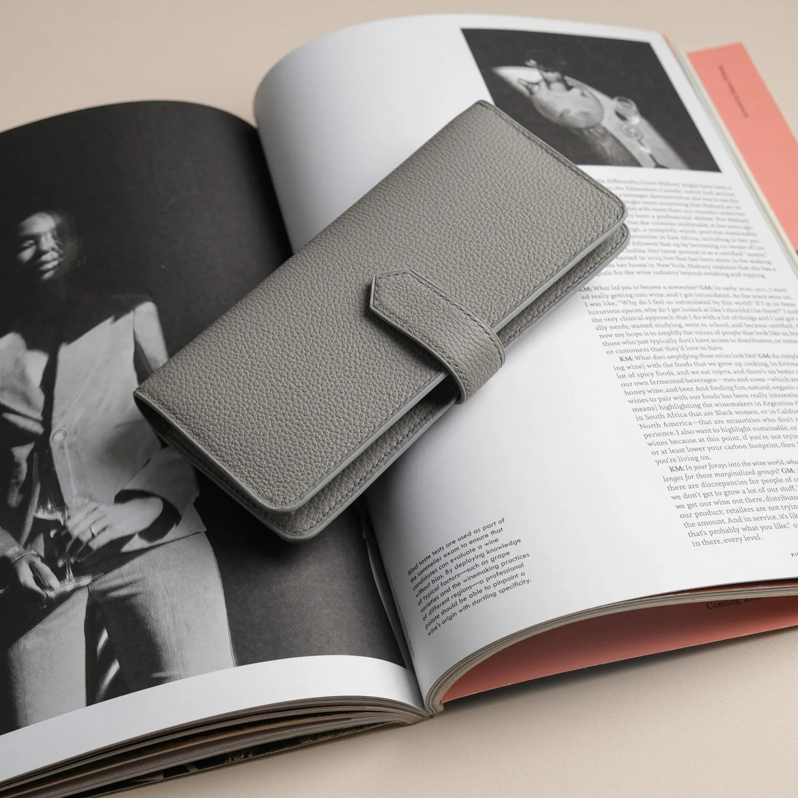 Ảnh Lifestyle Ví dài cầm tay da Togo xám có quai gài bấm - Koi Leather