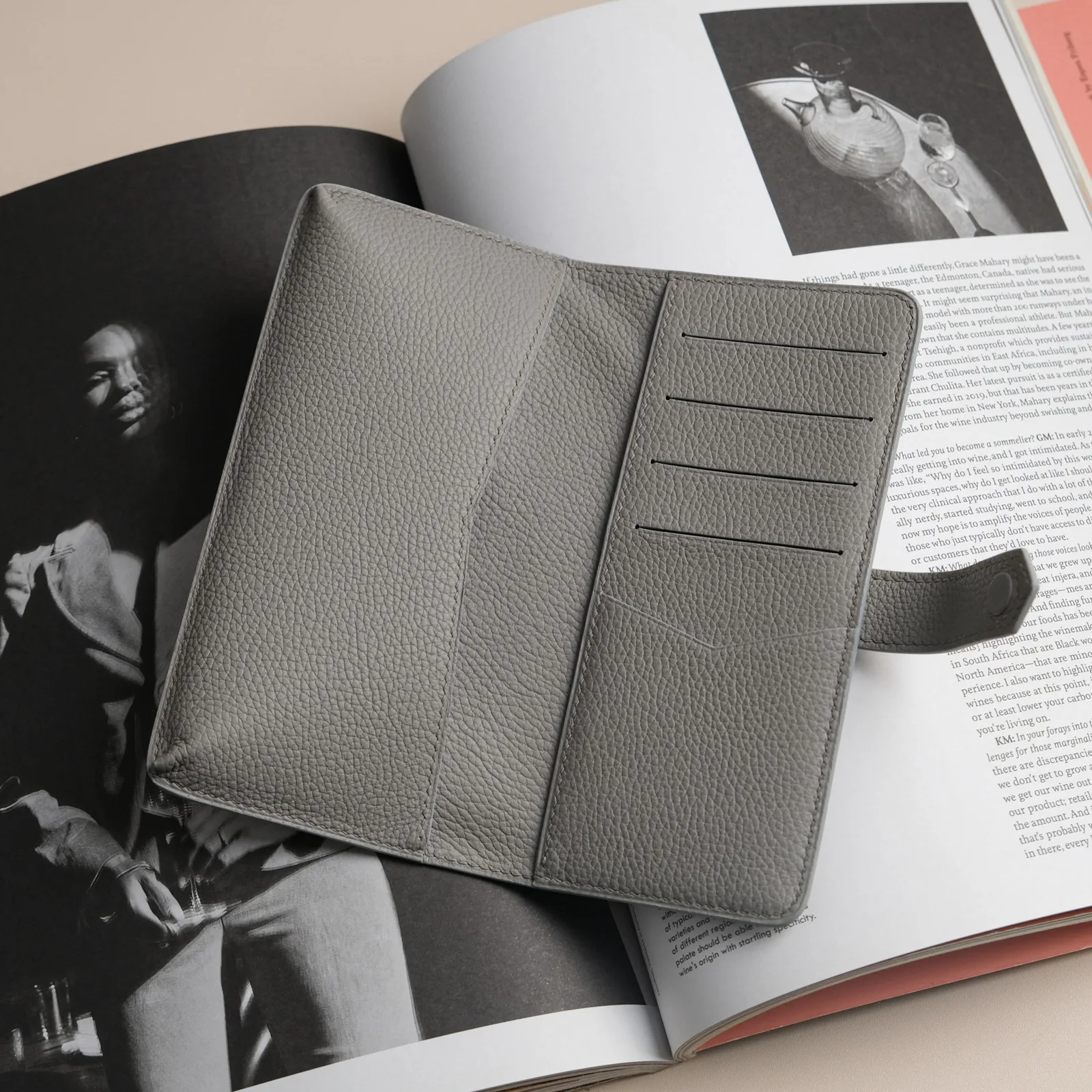 Ảnh Lifestyle Ví dài cầm tay da Togo xám có quai gài bấm - Koi Leather