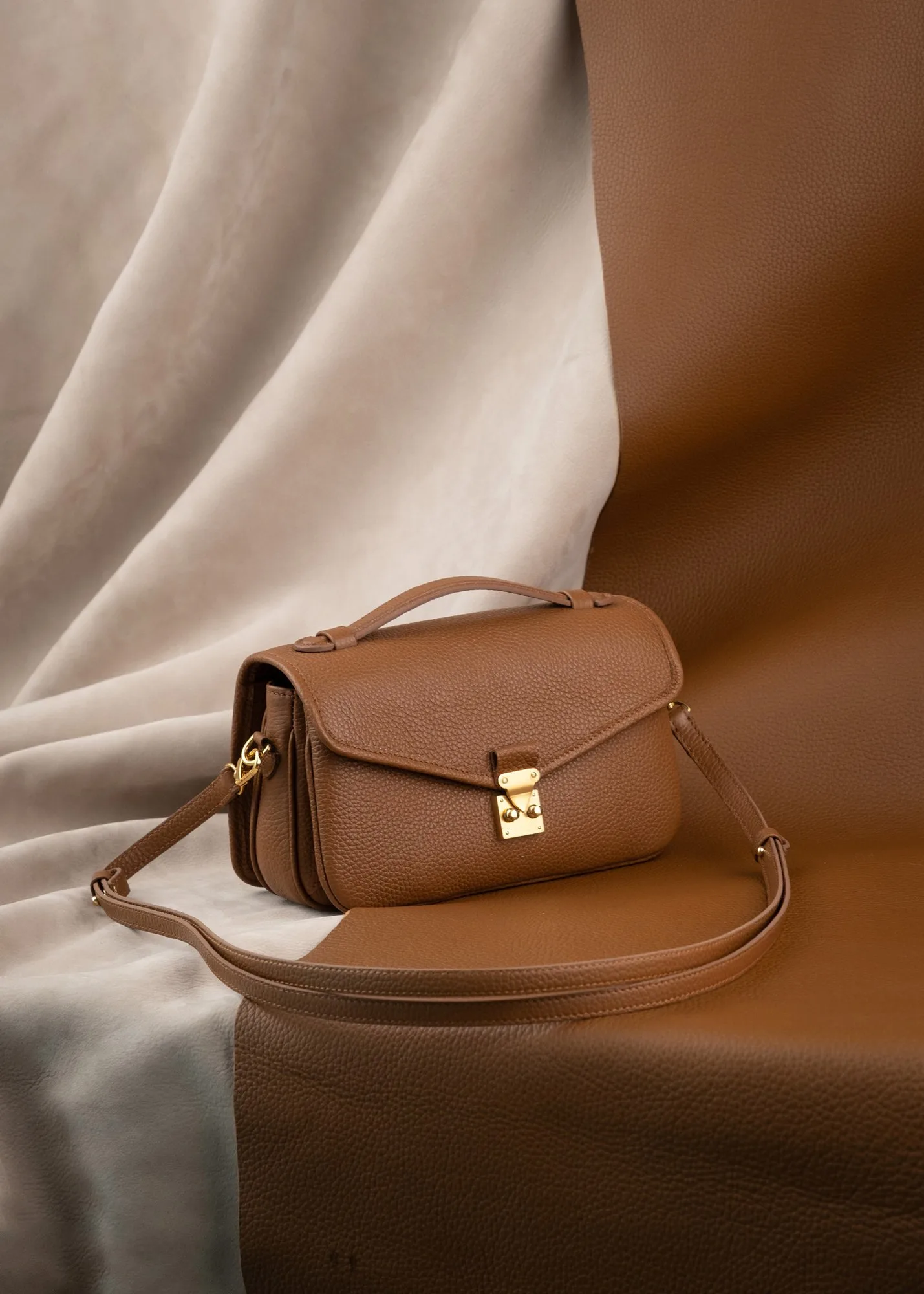 Ảnh Studio Túi xách da bò hạt nắp gập khóa bấm kèm quai xách - Koi Leather