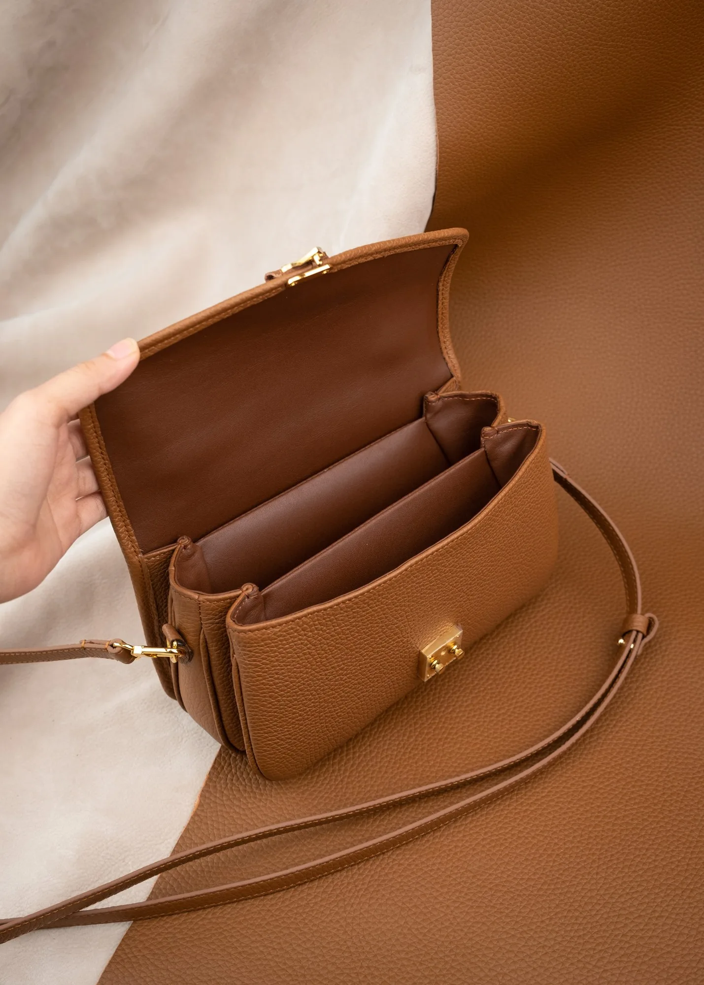 Ảnh Studio Túi xách da bò hạt nắp gập khóa bấm kèm quai xách - Koi Leather
