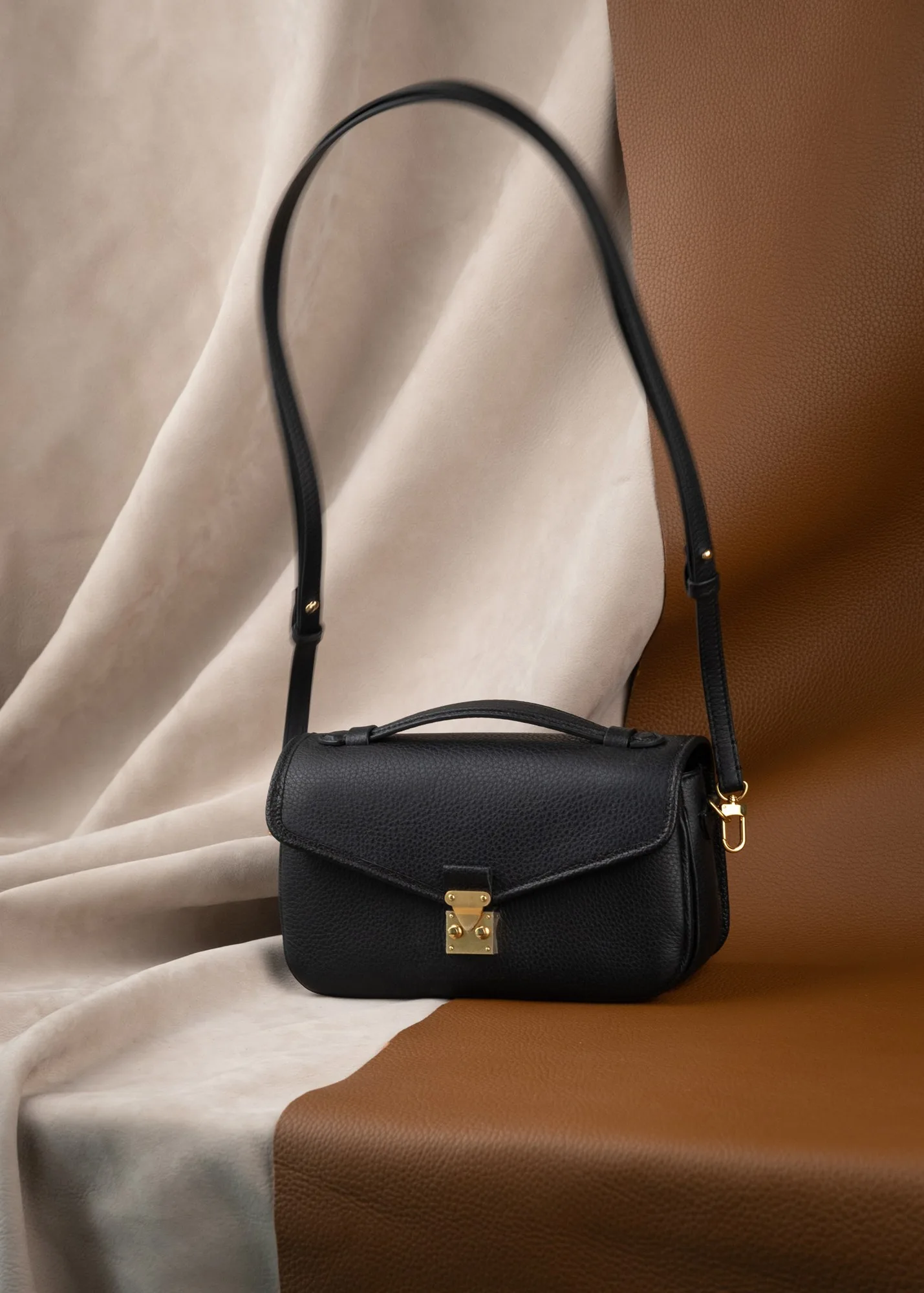 Ảnh Studio Túi xách da bò hạt nắp gập khóa bấm kèm quai xách - Koi Leather