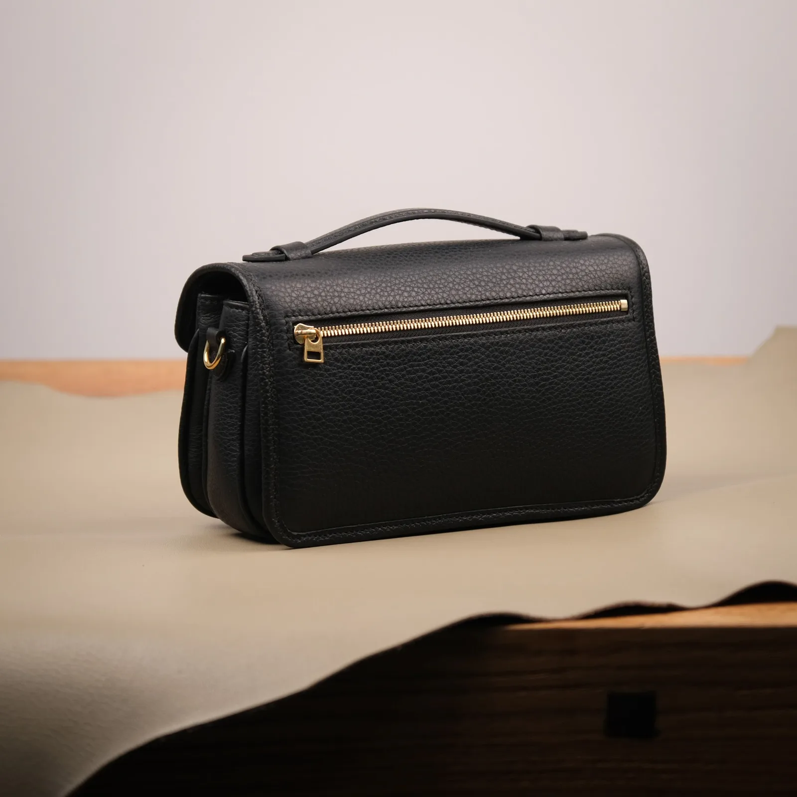 Ảnh Studio Túi xách da bò hạt nắp gập khóa bấm kèm quai xách - Koi Leather