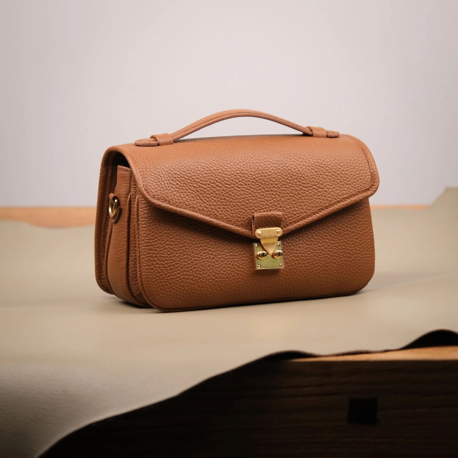 Ảnh Studio Túi xách da bò hạt nắp gập khóa bấm kèm quai xách - Koi Leather