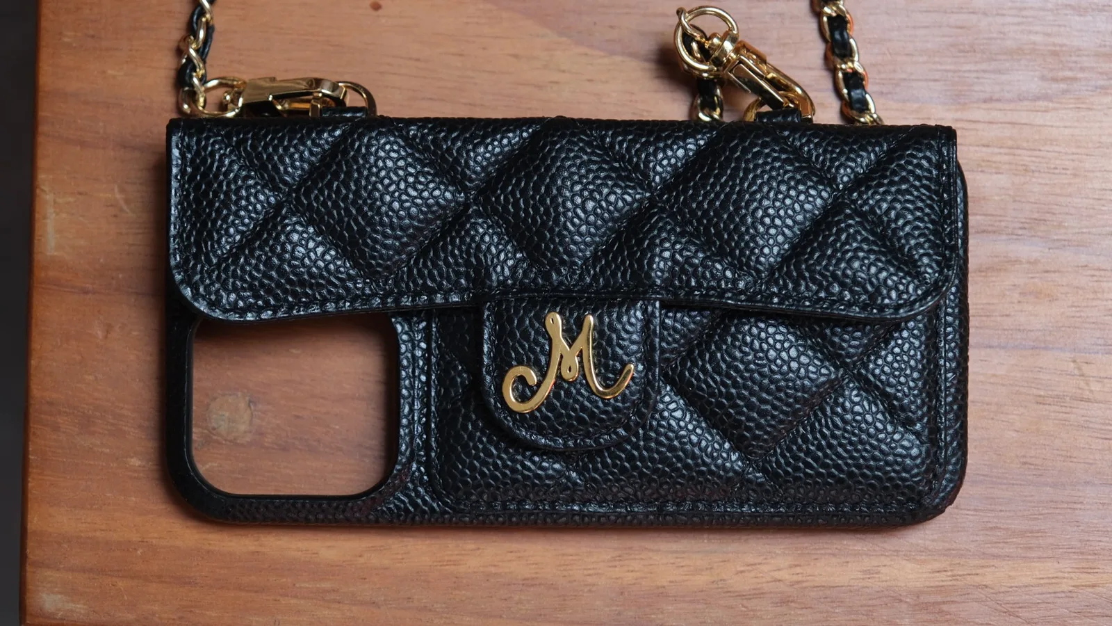 Ảnh Studio Ốp lưng da Caviar chần trám nắp gập kèm dây xích - Koi Leather