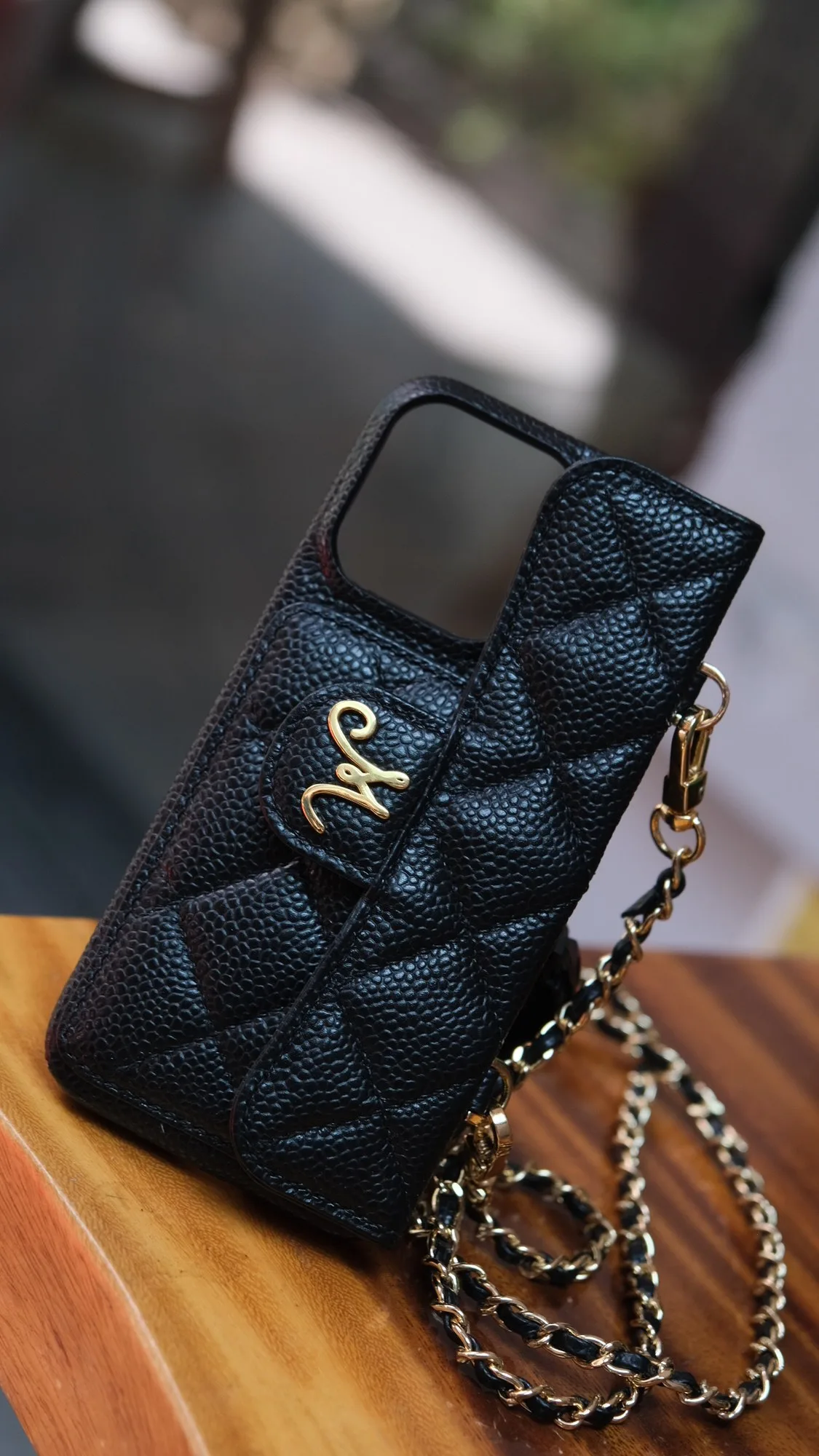 Ảnh Studio Ốp lưng da Caviar chần trám nắp gập kèm dây xích - Koi Leather