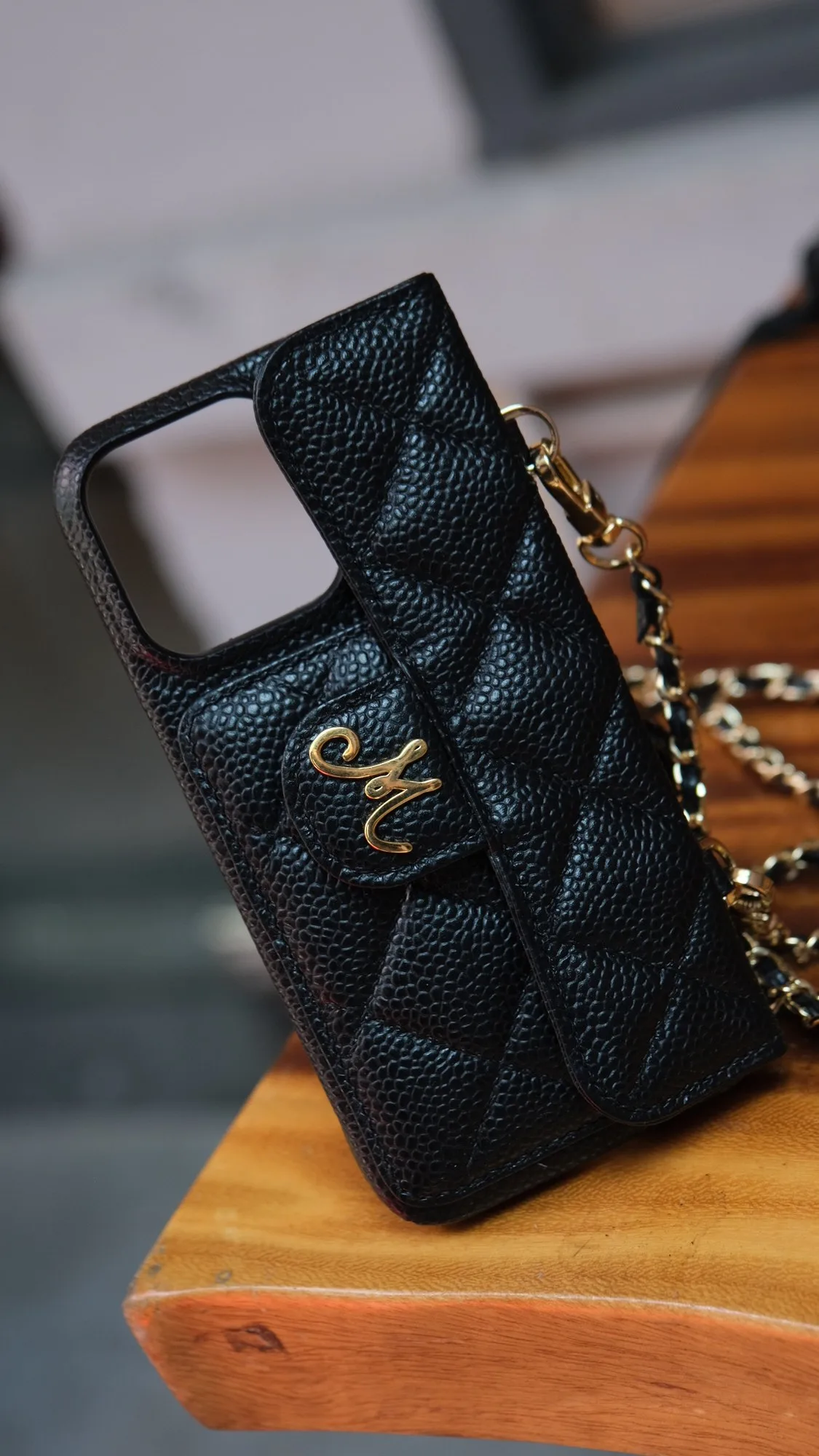 Ảnh Studio Ốp lưng da Caviar chần trám nắp gập kèm dây xích - Koi Leather