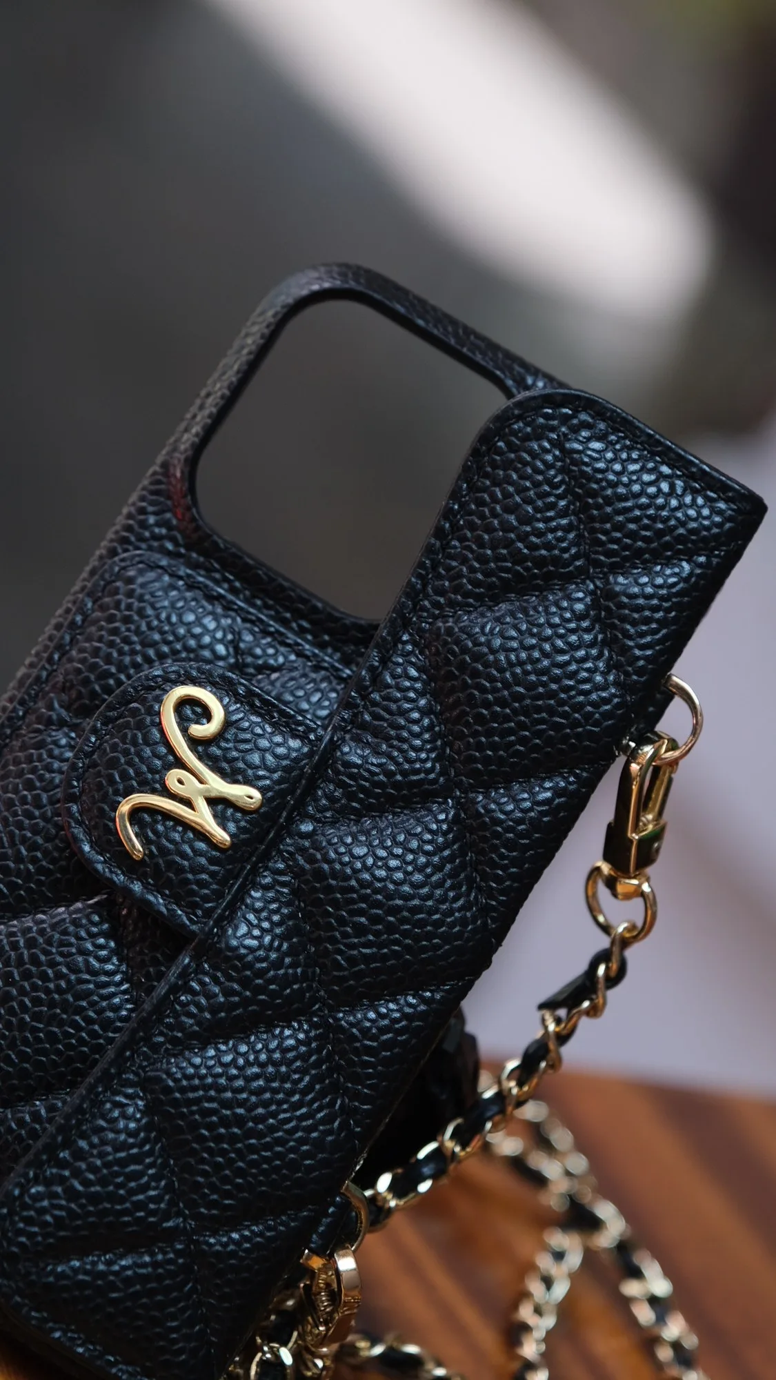 Ảnh Studio Ốp lưng da Caviar chần trám nắp gập kèm dây xích - Koi Leather