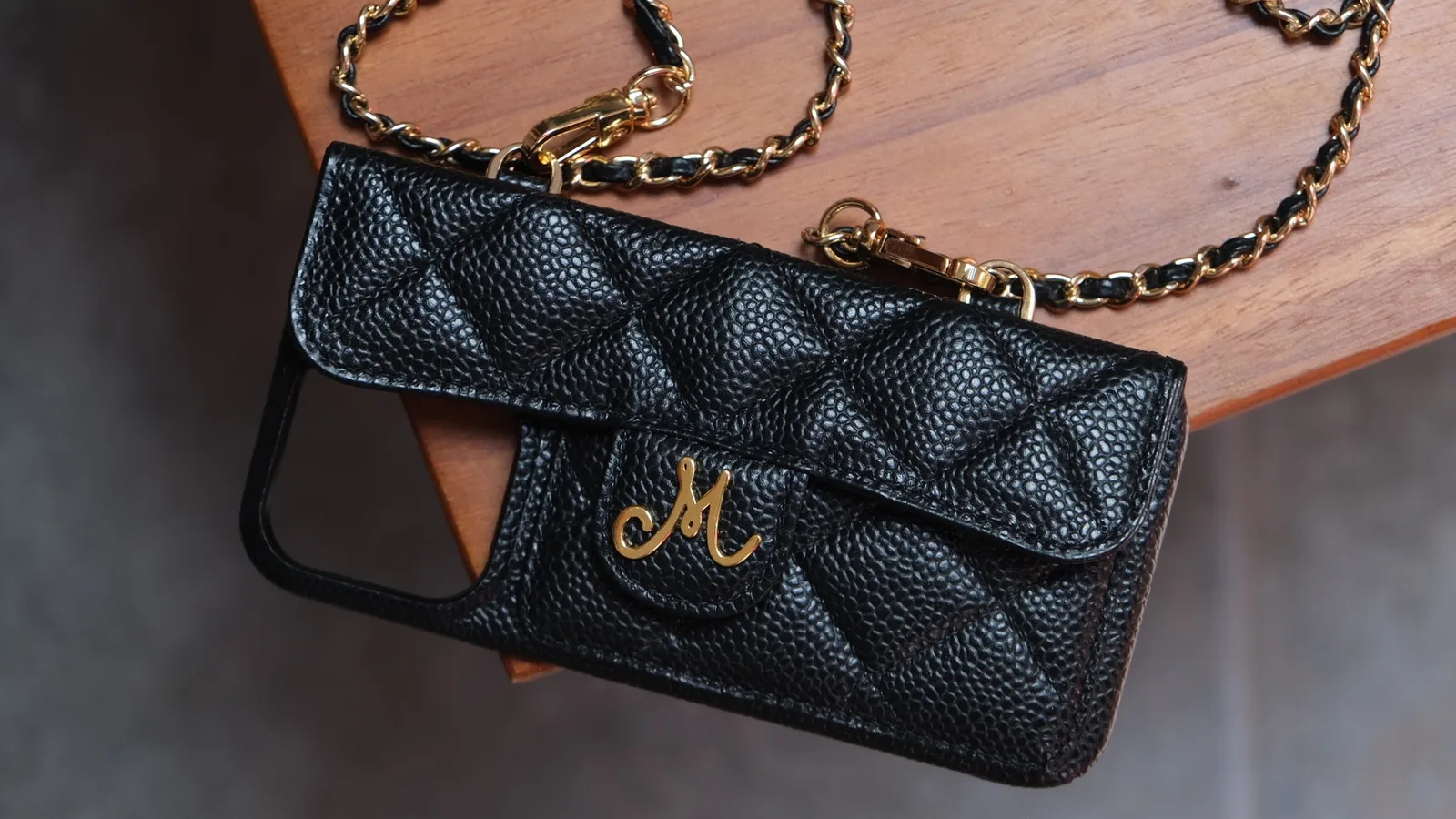 Ảnh Studio Ốp lưng da Caviar chần trám nắp gập kèm dây xích - Koi Leather