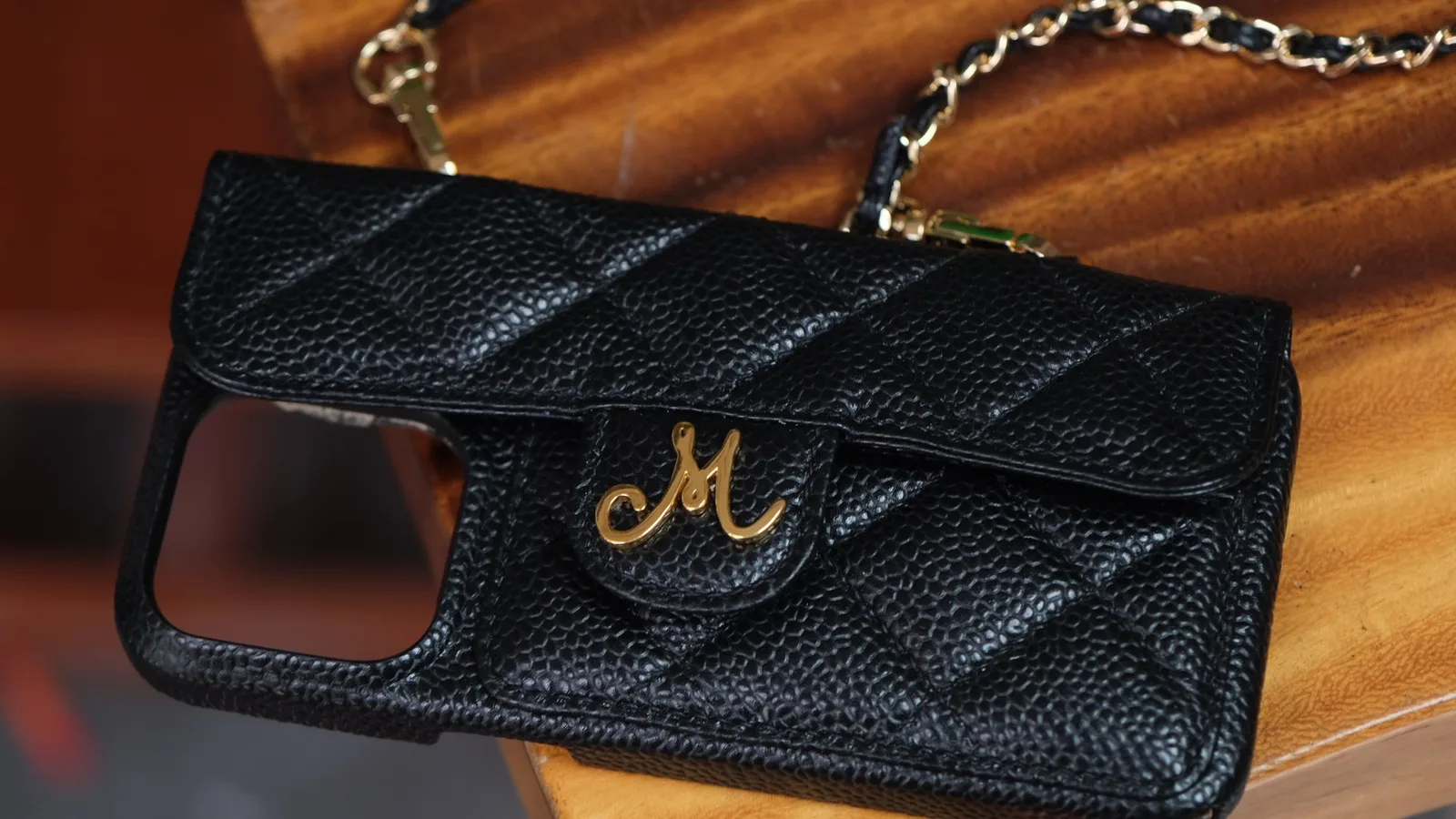 Ảnh Studio Ốp lưng da Caviar chần trám nắp gập kèm dây xích - Koi Leather