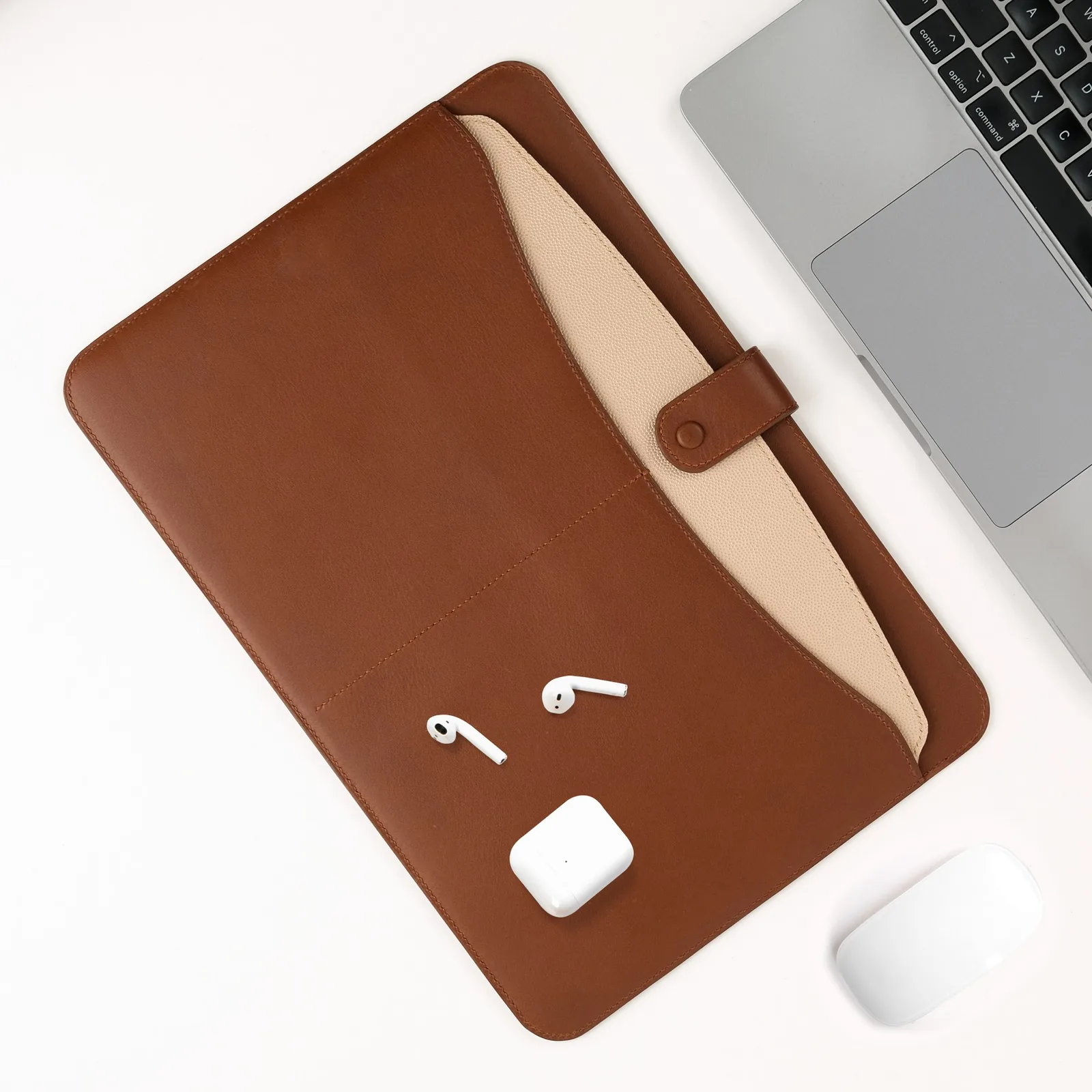 Ảnh Lifestyle Bao da đựng laptop BRISTO da bò phối màu quai bấm - Koi Leather