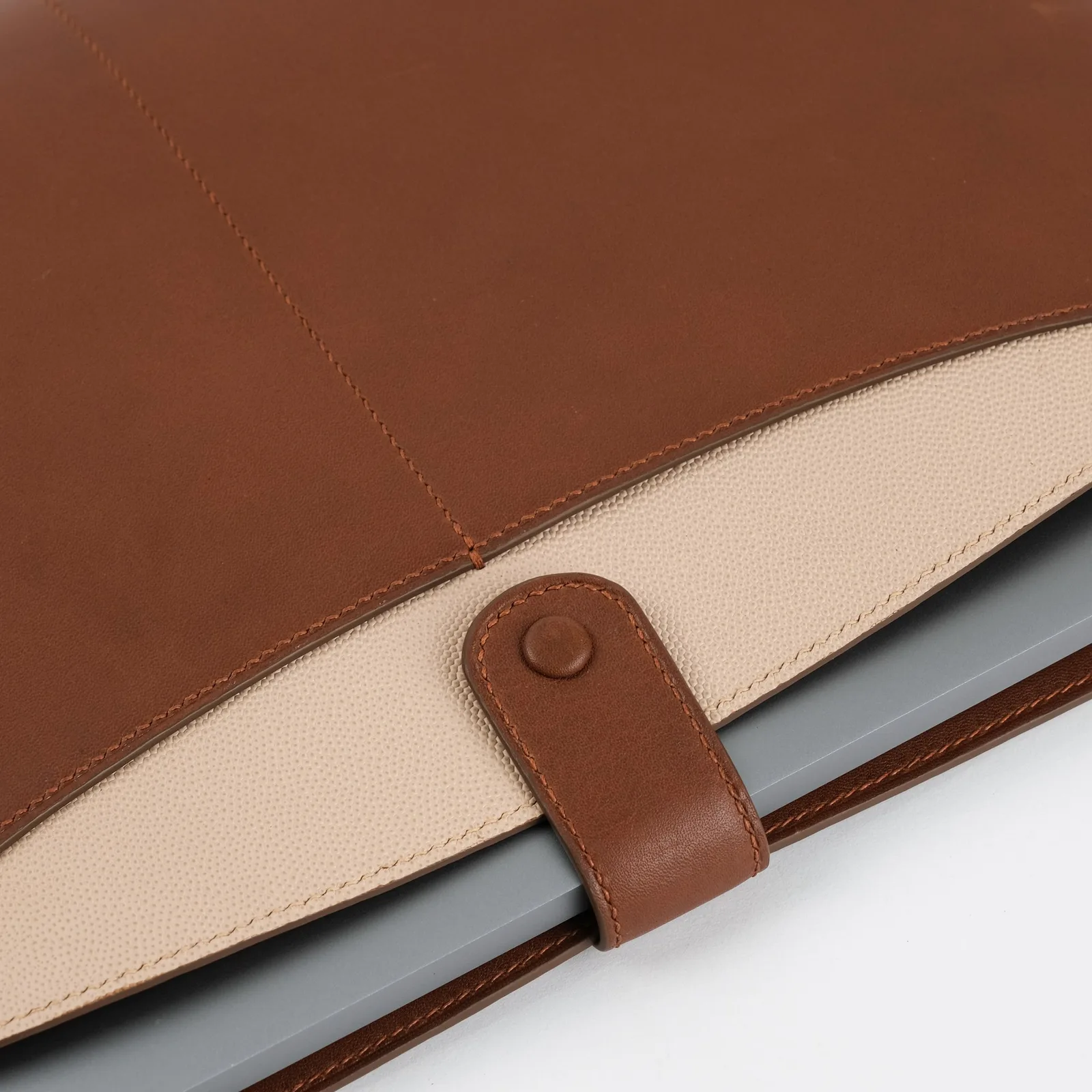 Ảnh Studio Bao da đựng laptop BRISTO da bò phối màu quai bấm - Koi Leather