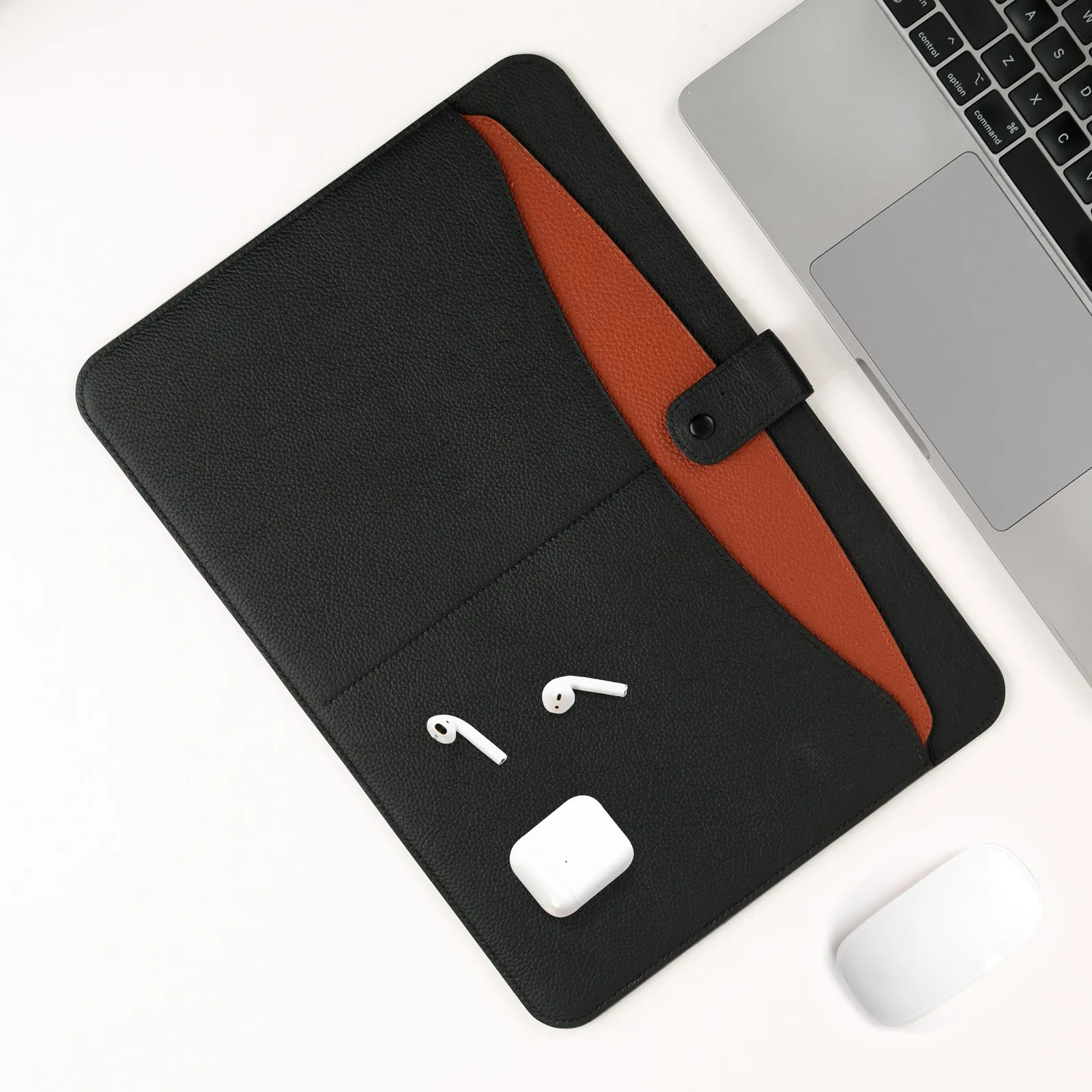 Ảnh Lifestyle Bao da đựng laptop BRISTO da bò phối màu quai bấm - Koi Leather