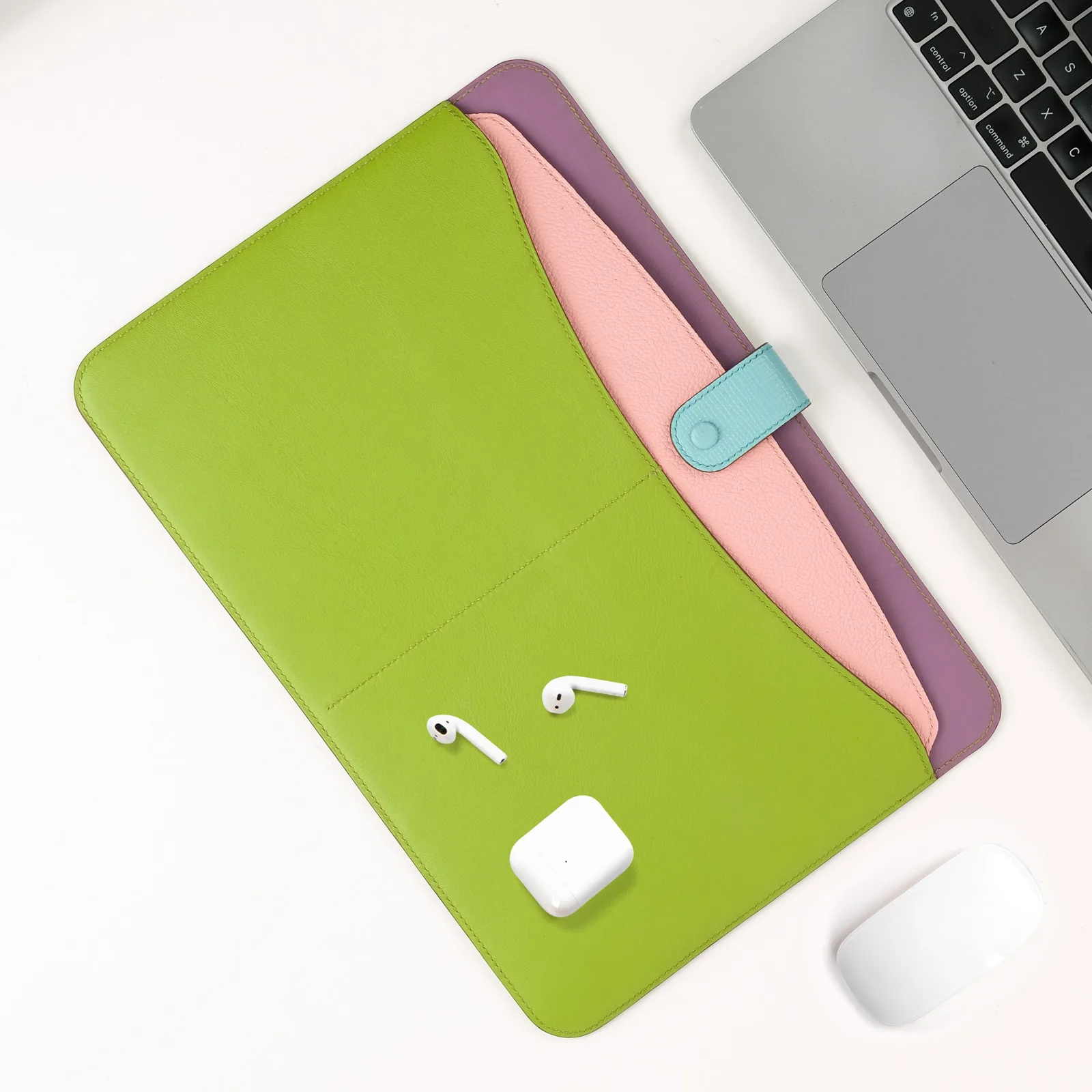 Ảnh Lifestyle Bao da đựng laptop BRISTO da bò phối màu quai bấm - Koi Leather