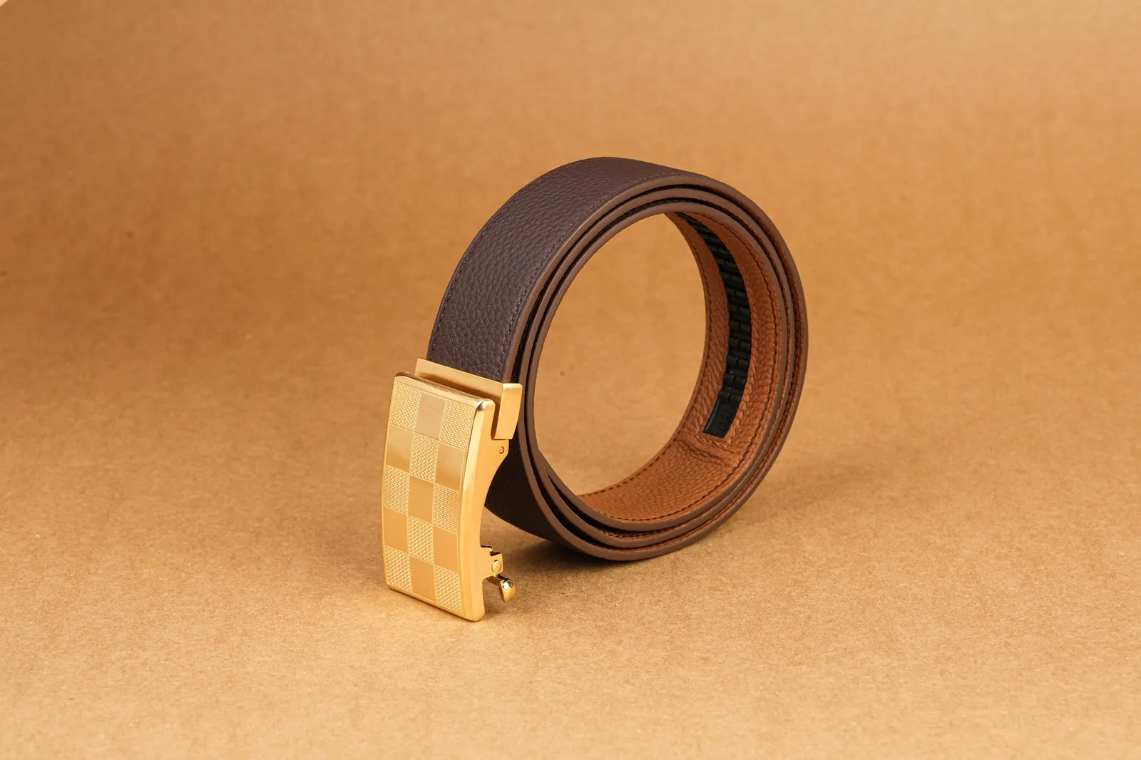 Ảnh Studio Dây lưng nam khóa ray tự động da Epsom và da bò hạt - Koi Leather