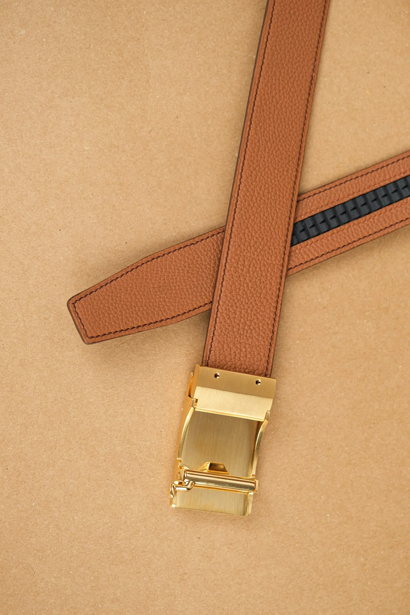 Ảnh Studio Dây lưng nam khóa ray tự động da Epsom và da bò hạt - Koi Leather
