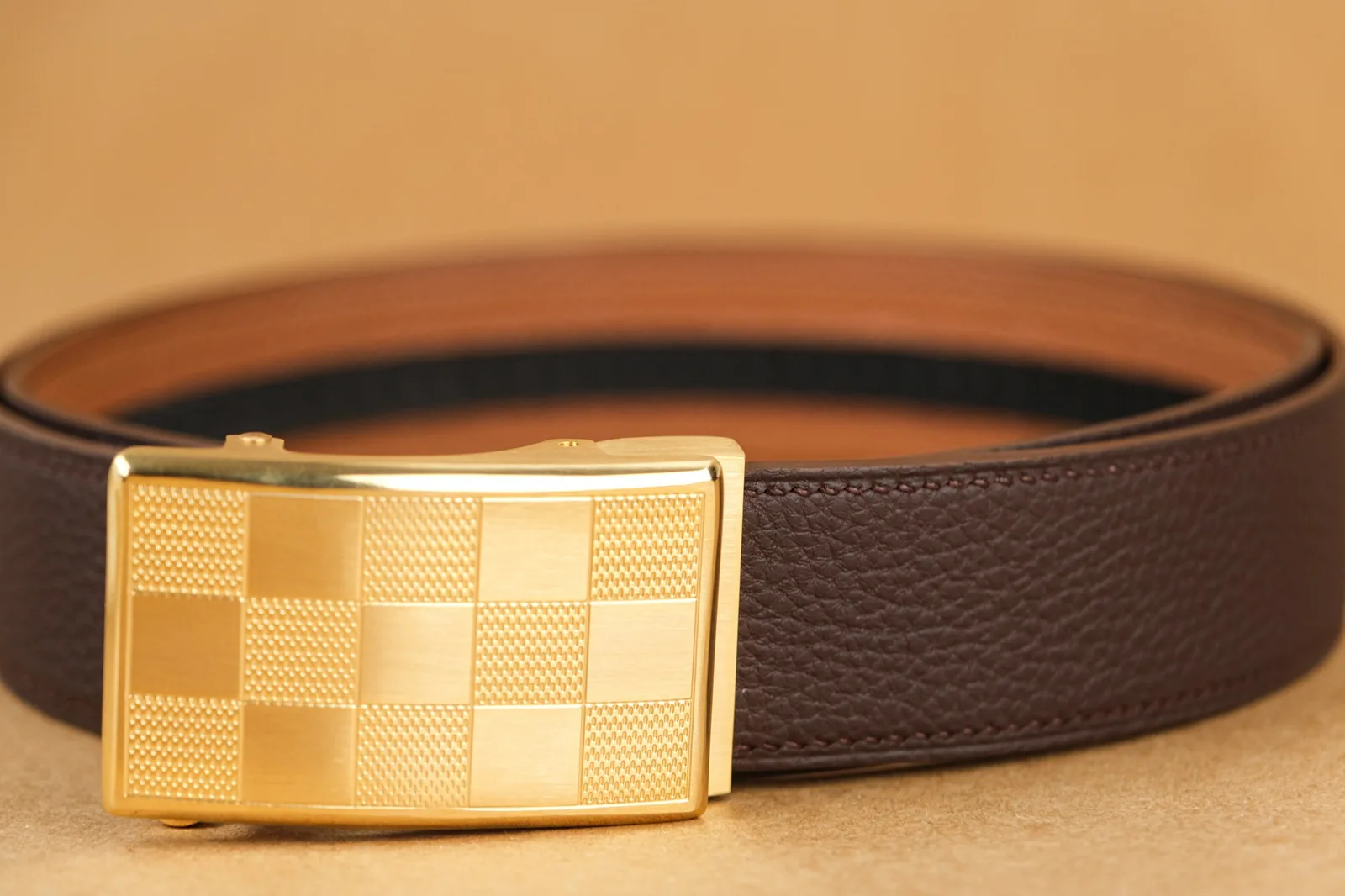 Ảnh Studio Dây lưng nam khóa ray tự động da Epsom và da bò hạt - Koi Leather