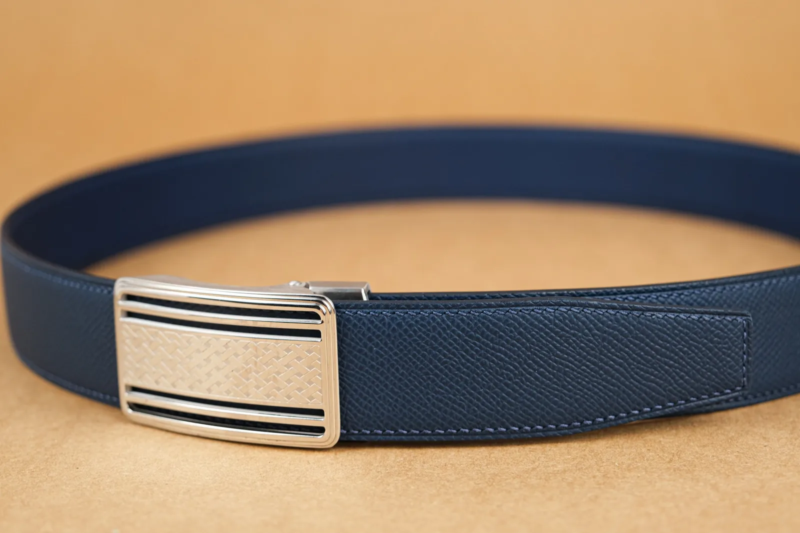 Ảnh Studio Dây lưng nam khóa ray tự động da Epsom và da bò hạt - Koi Leather