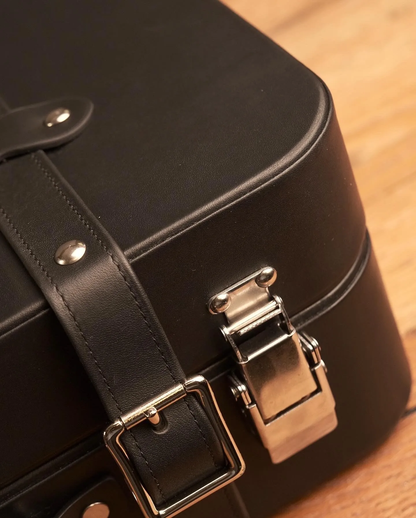 Ảnh Studio Vali da Nappa dáng hộp cứng màu đen hai đai cài - Koi Leather