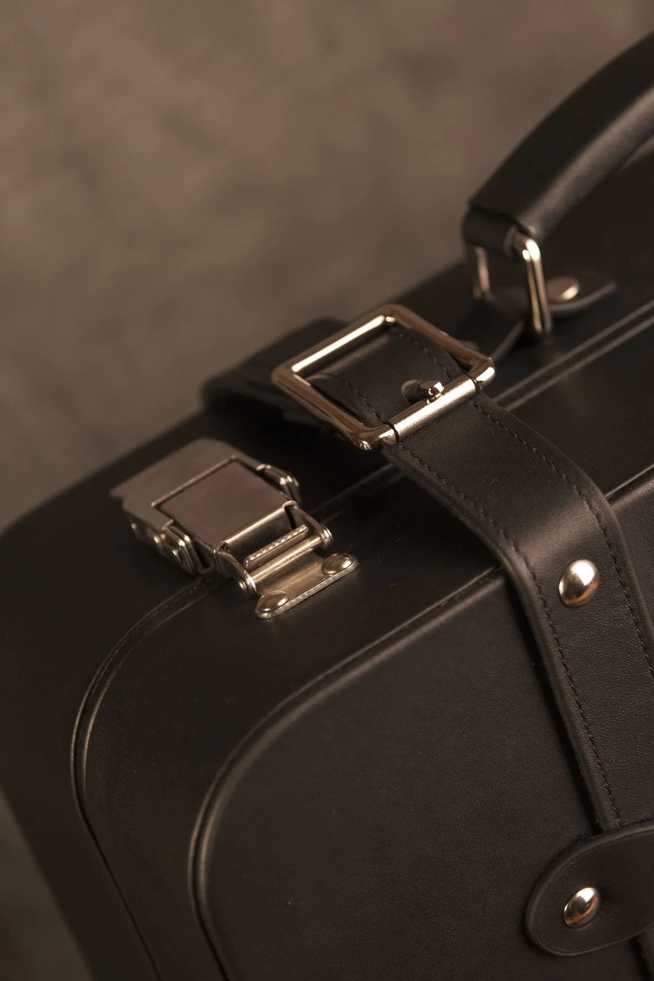 Ảnh Studio Vali da Nappa dáng hộp cứng màu đen hai đai cài - Koi Leather
