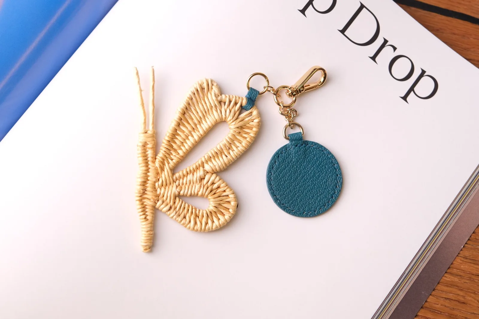 Ảnh Studio Charm đeo túi hình bướm đan phối tag da tròn xanh dương - Koi Leather