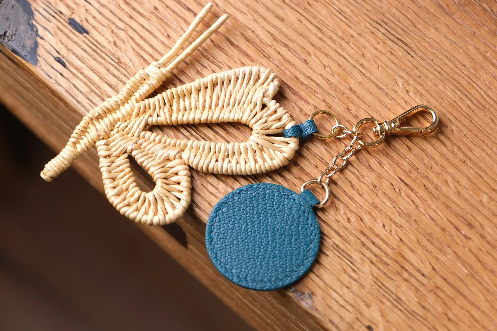 Ảnh Studio Charm đeo túi hình bướm đan phối tag da tròn xanh dương - Koi Leather