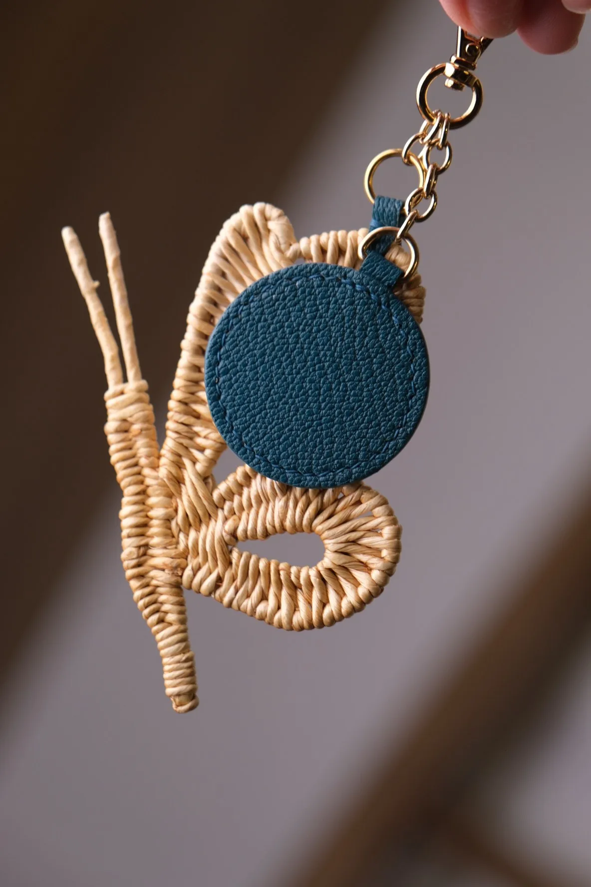 Ảnh Studio Charm đeo túi hình bướm đan phối tag da tròn xanh dương - Koi Leather