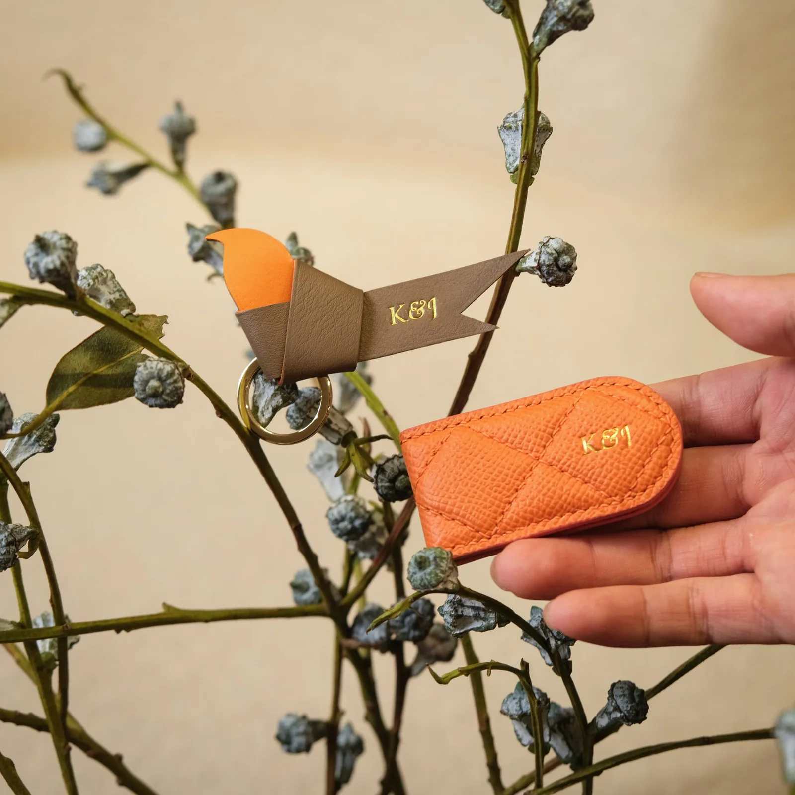 Ảnh Lifestyle Kẹp tiền da Epsom dập chần trám màu cam - Koi Leather