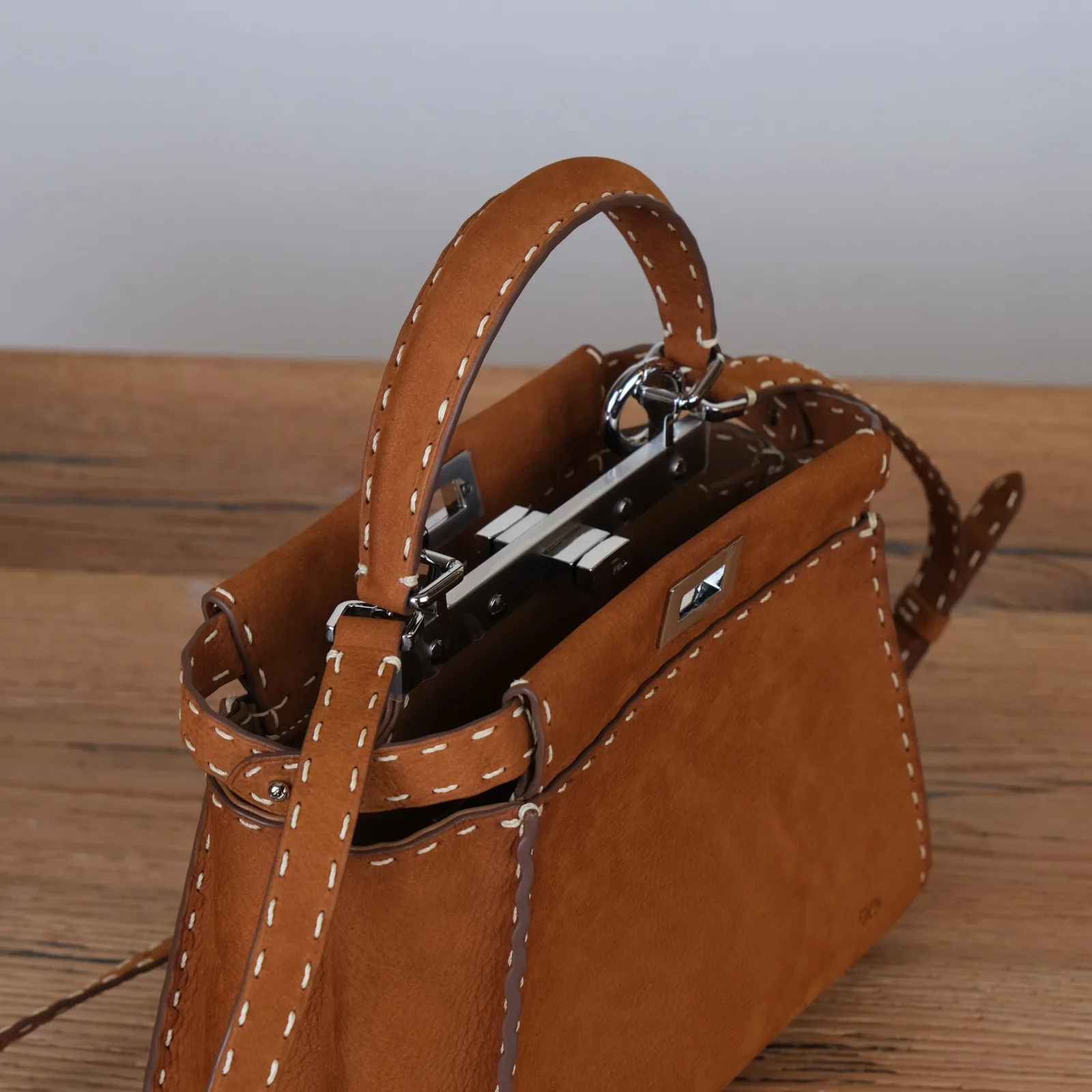 Ảnh Studio Túi xách nữ da Nubuck màu vàng bò quai cầm may chỉ nổi - Koi Leather