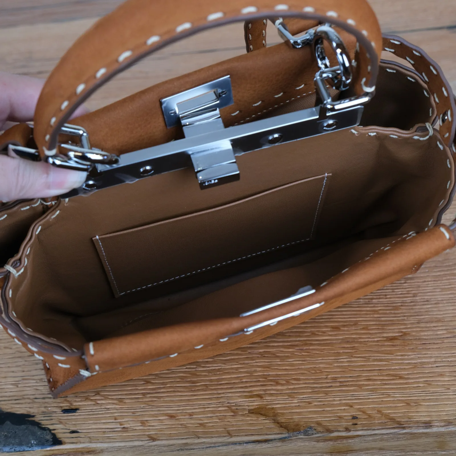 Ảnh Studio Túi xách nữ da Nubuck màu vàng bò quai cầm may chỉ nổi - Koi Leather