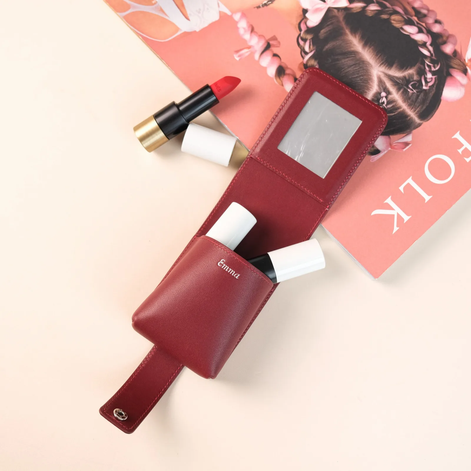 Ảnh Lifestyle Bao da đựng son tích hợp gương nắp bấm màu đỏ - Koi Leather