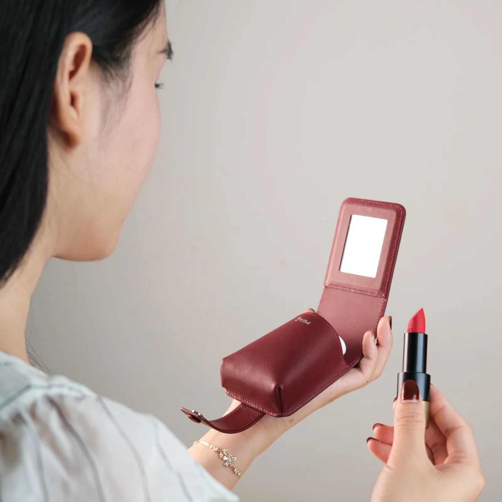 Ảnh Lifestyle Bao da đựng son tích hợp gương nắp bấm màu đỏ - Koi Leather