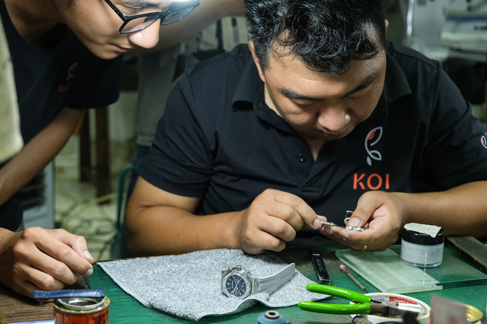 Ảnh Chế tác Dây đồng hồ da bò màu xám cho Audemars Piguet - Koi Leather