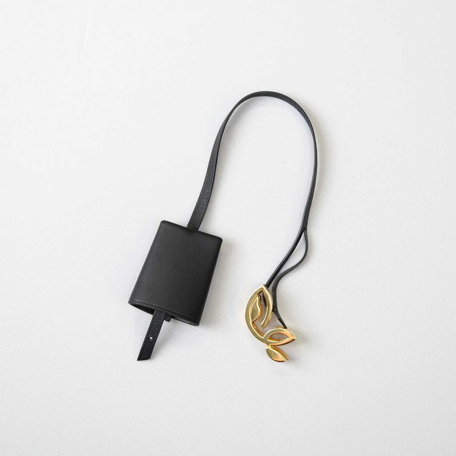 Ảnh Studio Charm chuông bọc chìa khóa da bò màu đen - Koi Leather