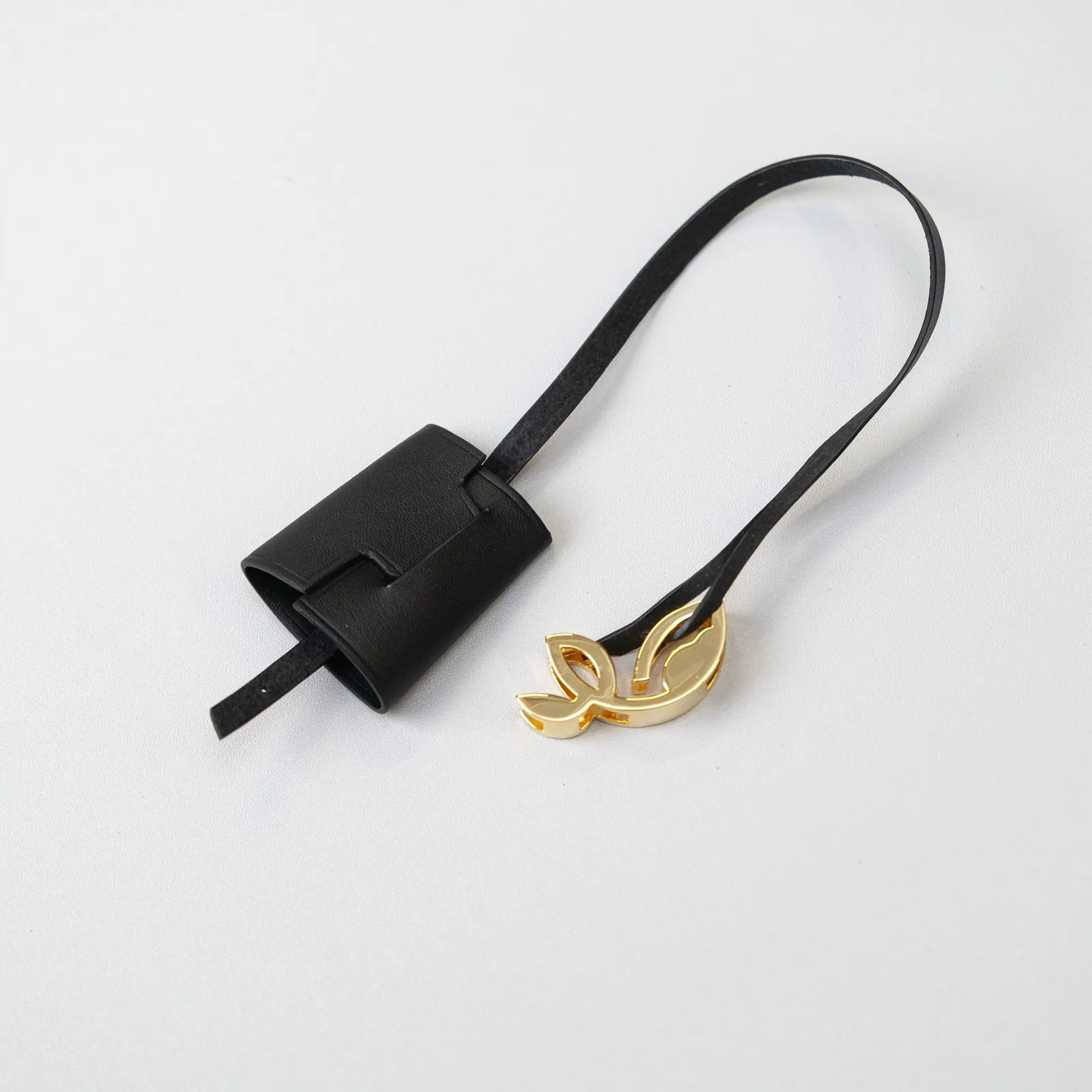 Ảnh Studio Charm chuông bọc chìa khóa da bò màu đen - Koi Leather