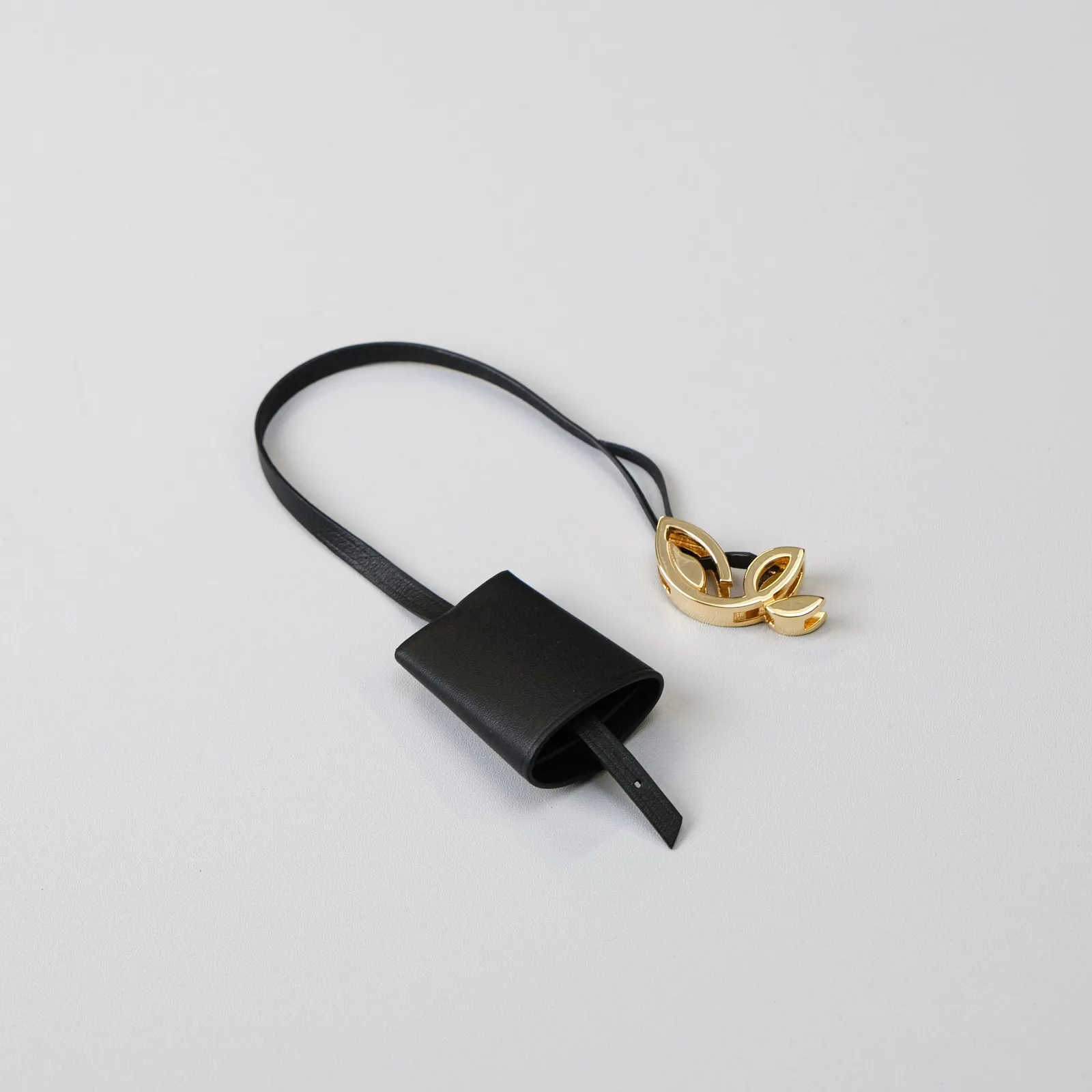 Ảnh Studio Charm chuông bọc chìa khóa da bò màu đen - Koi Leather