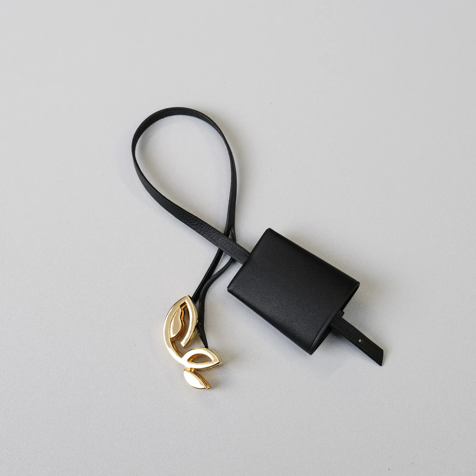 Ảnh Studio Charm chuông bọc chìa khóa da bò màu đen - Koi Leather