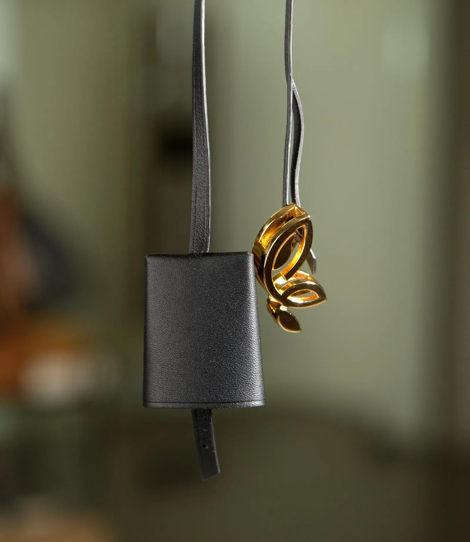 Ảnh Lifestyle Charm chuông bọc chìa khóa da bò màu đen - Koi Leather