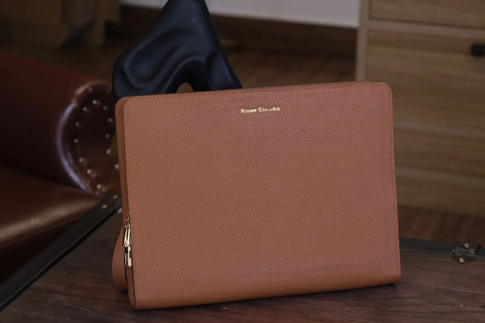 Ảnh Studio Clutch da Epsom màu nâu vàng kèm quai cổ tay - Koi Leather