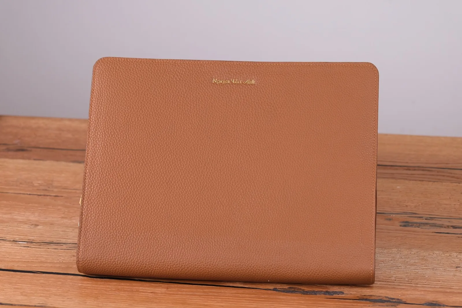Ảnh Studio Clutch da Epsom màu nâu vàng kèm quai cổ tay - Koi Leather