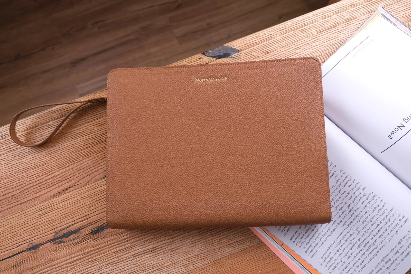 Ảnh Lifestyle Clutch da Epsom màu nâu vàng kèm quai cổ tay - Koi Leather