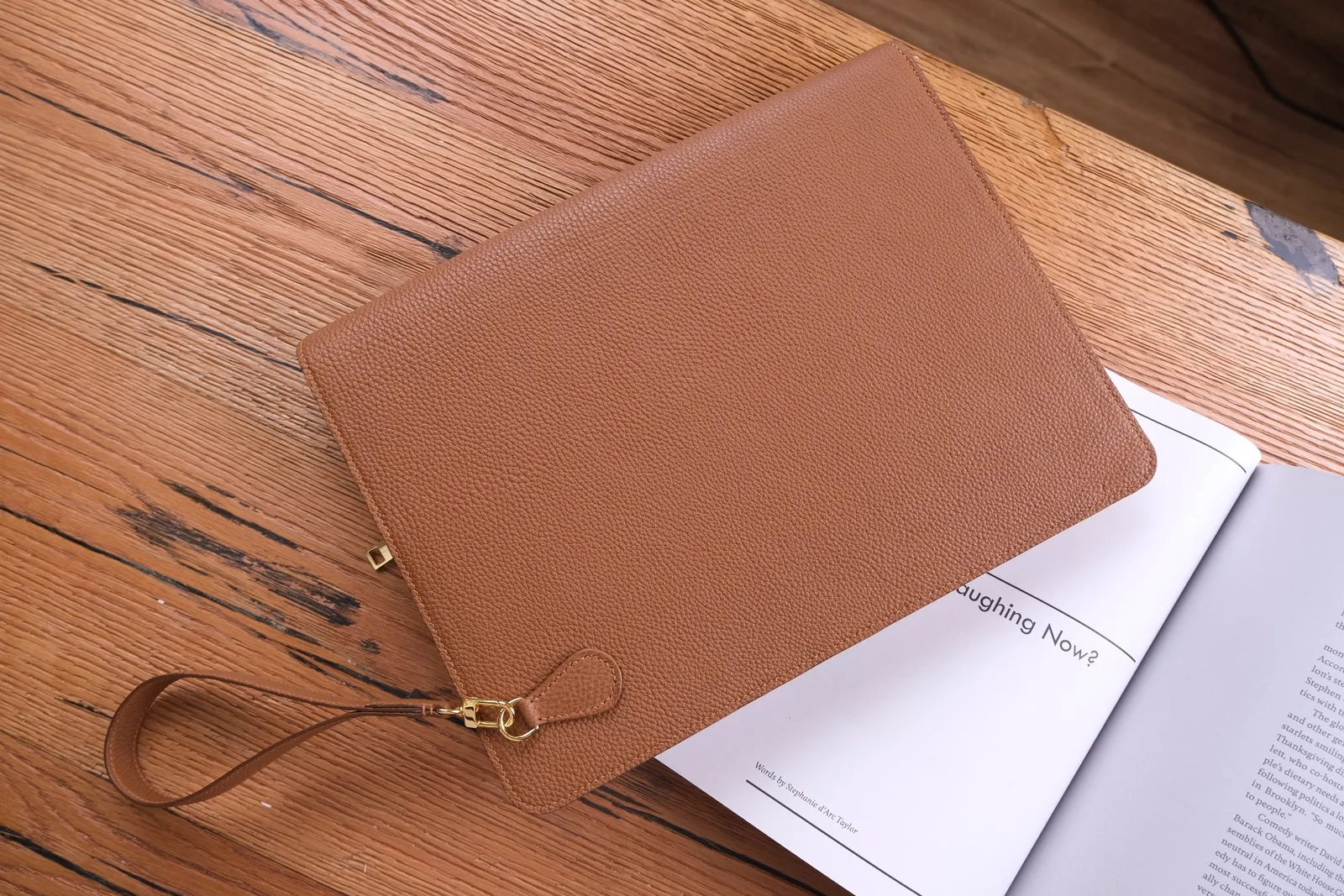 Ảnh Lifestyle Clutch da Epsom màu nâu vàng kèm quai cổ tay - Koi Leather