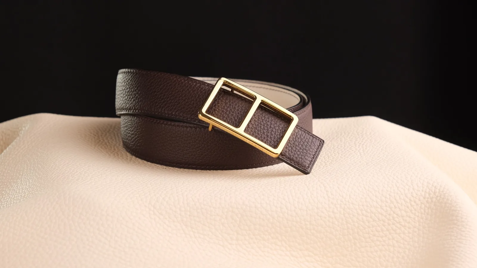 Ảnh Studio Dây lưng da Togo hai mặt màu nâu đậm và kem - Koi Leather