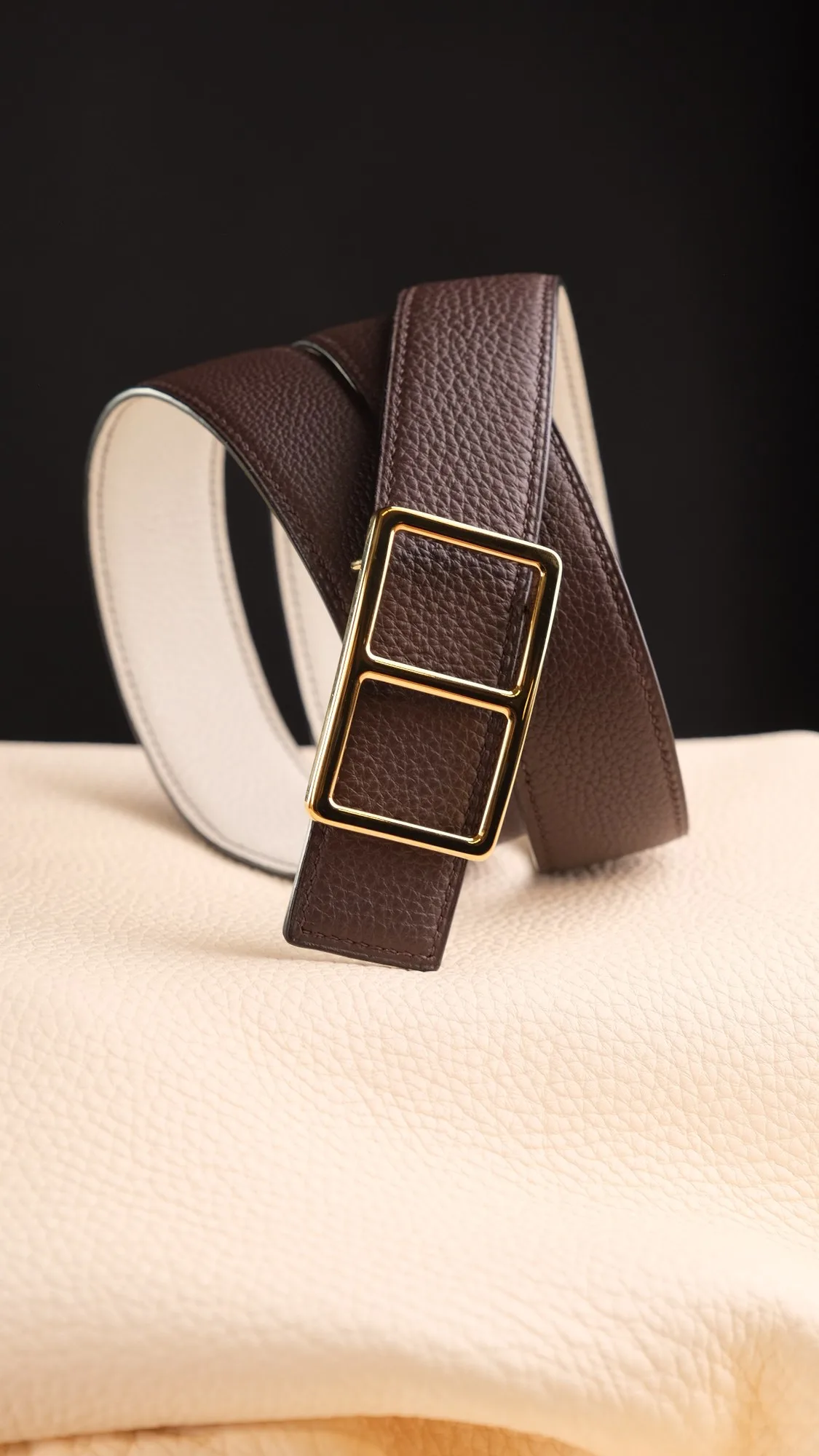 Ảnh Studio Dây lưng da Togo hai mặt màu nâu đậm và kem - Koi Leather