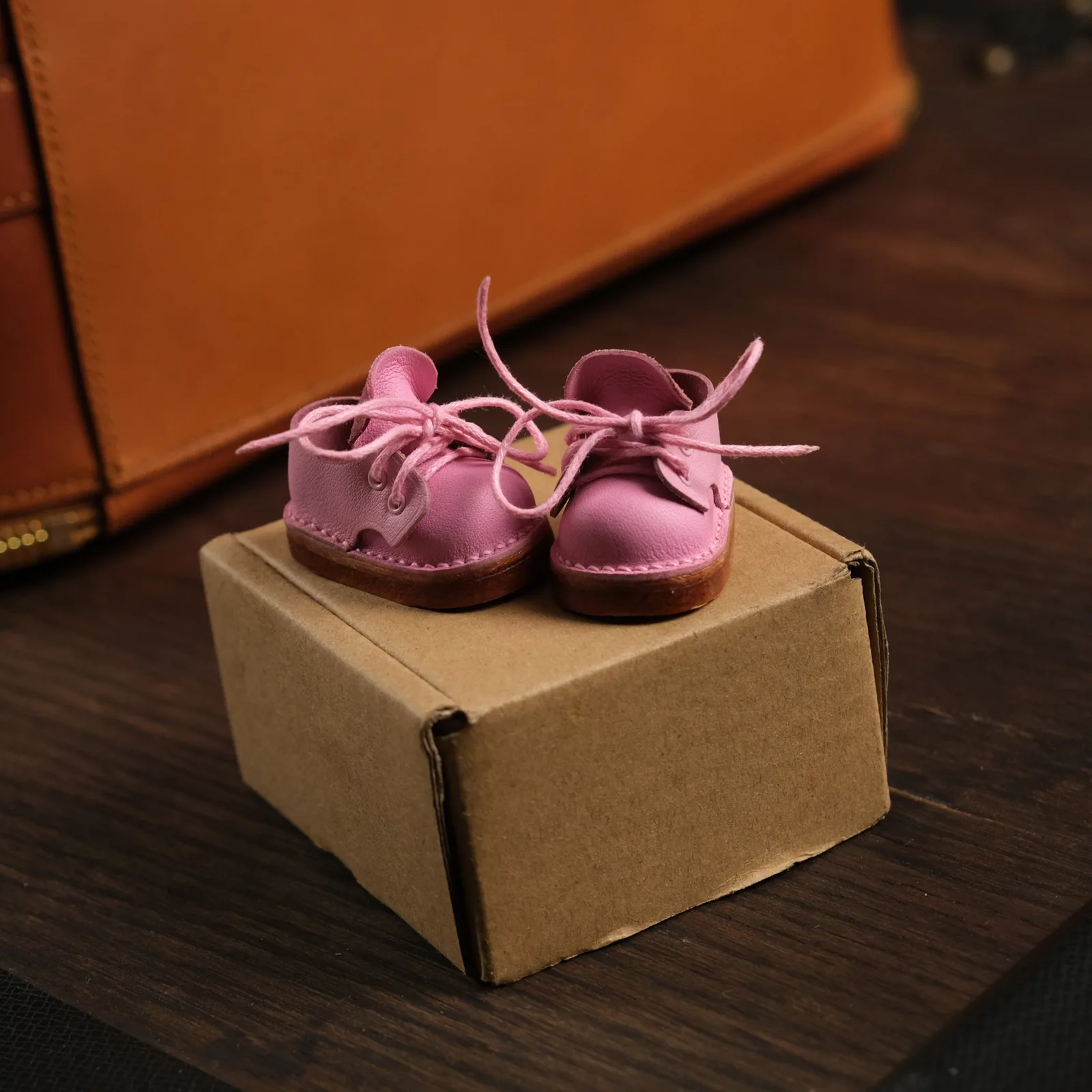 Ảnh Studio Đôi giày da mini thủ công màu hồng - Koi Leather