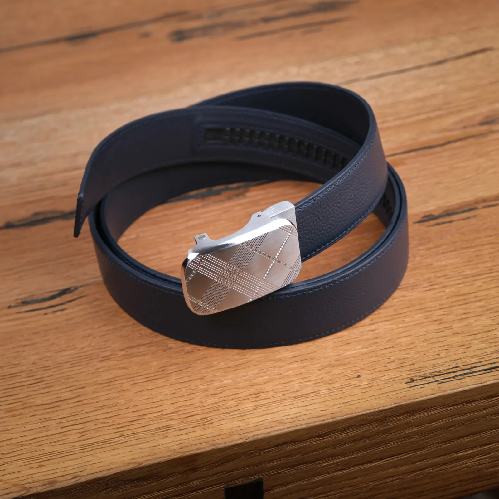 Ảnh Studio dây nịt - KOI Leather