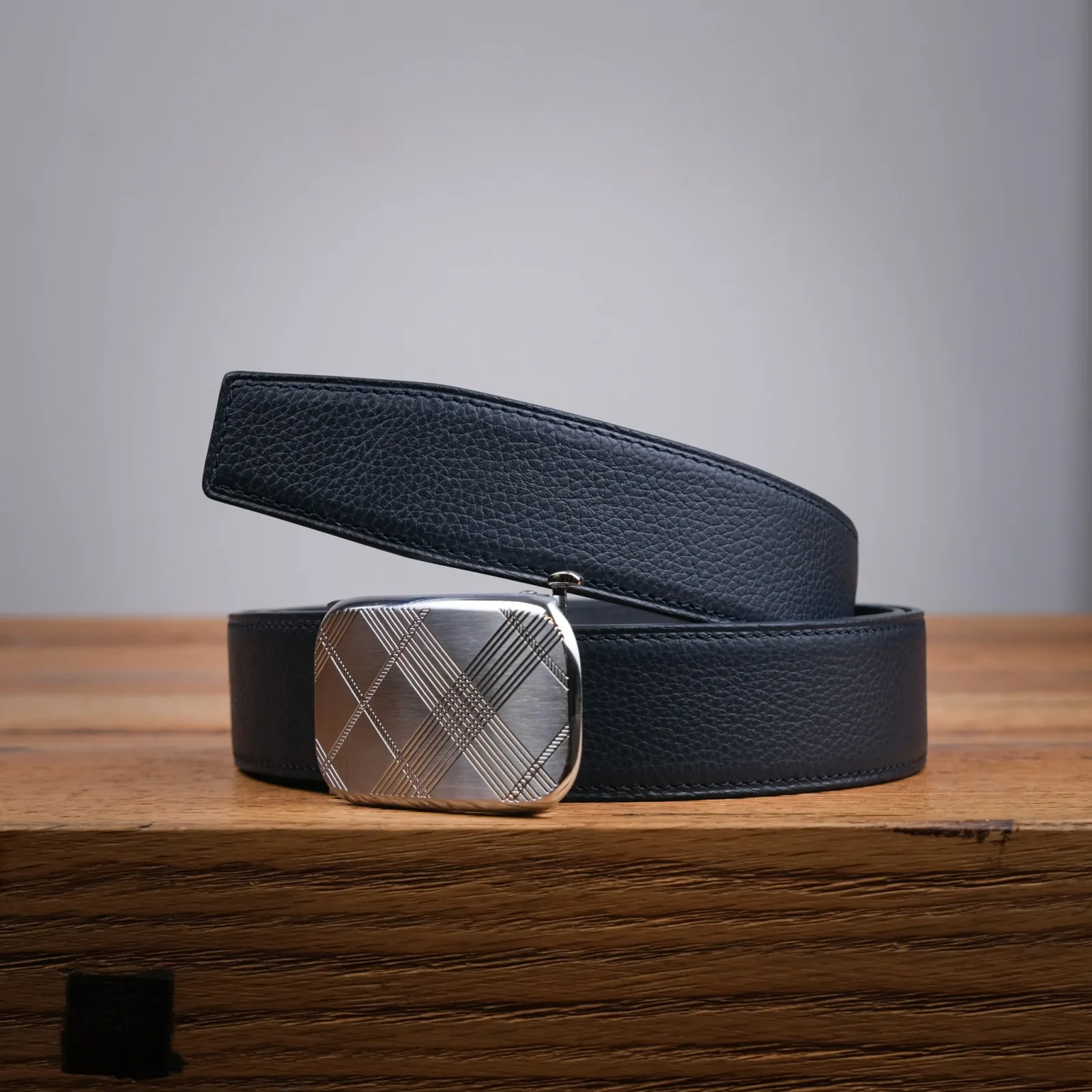 Ảnh Studio dây nịt - KOI Leather