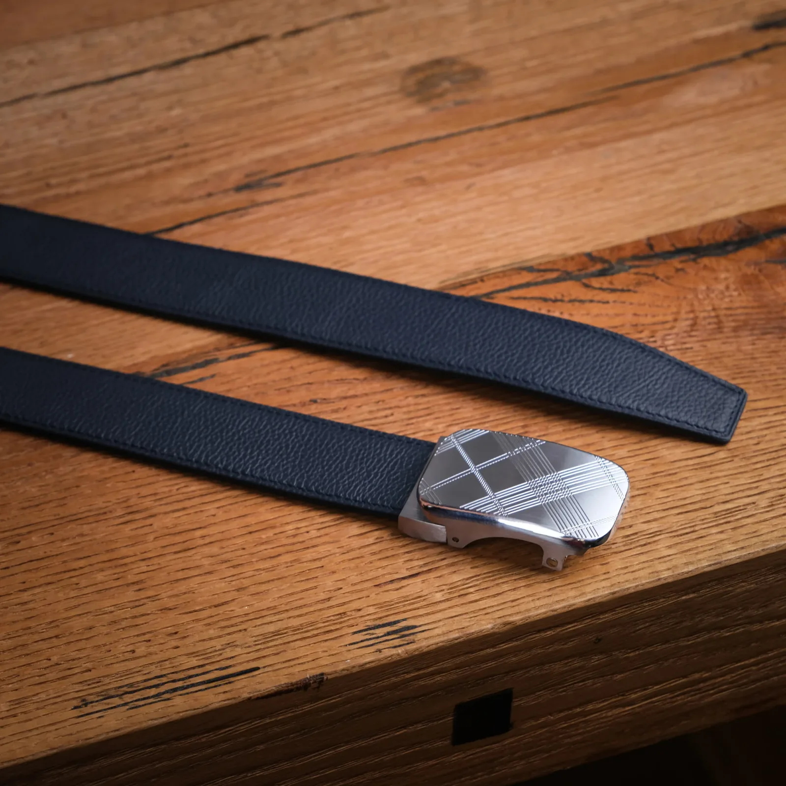 Ảnh Studio dây nịt - KOI Leather