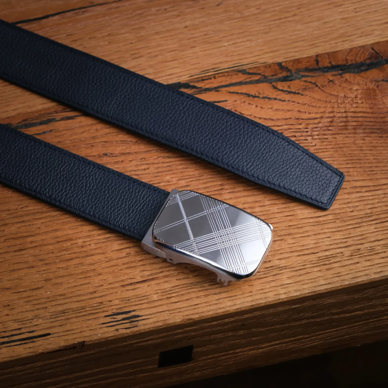 Ảnh Studio dây nịt - KOI Leather