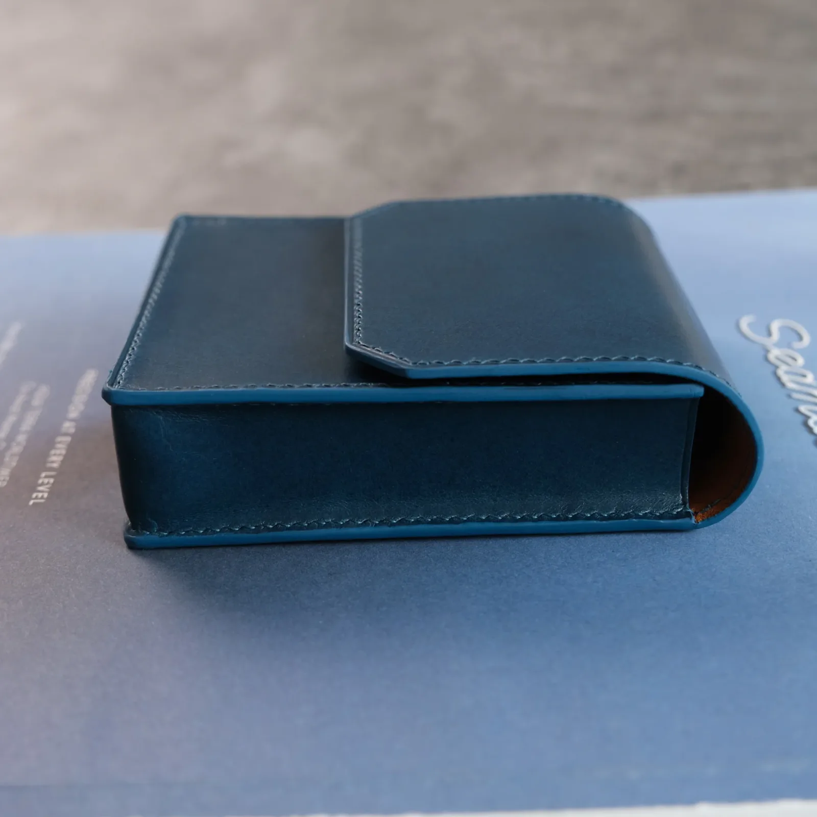 Ảnh Studio Hộp đựng kính mắt - KOI Leather